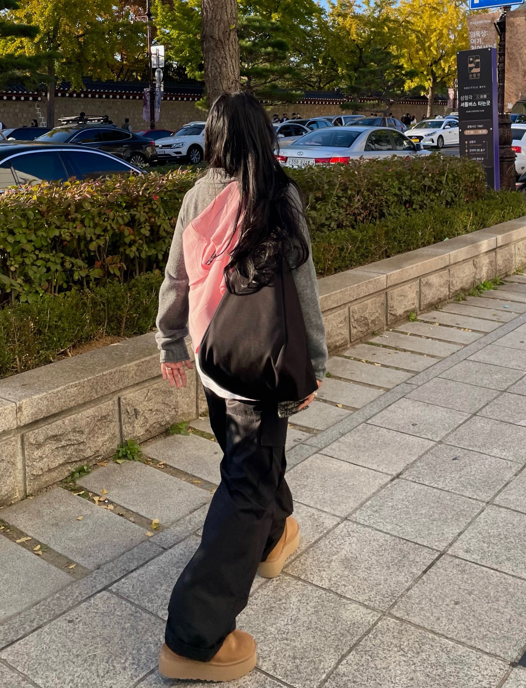 (W) Acne Studios Keva Face Crewneck Cardigan Blush Pink, Prada Canvas Triangle Bag Black 착용 스타일 - 1