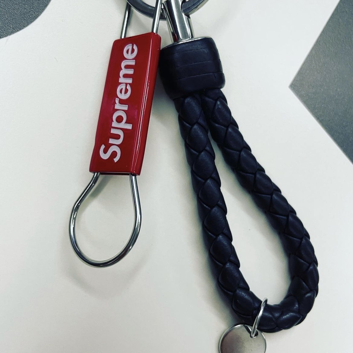 Supreme Clip Keychain Red - 22SS 착용 스타일