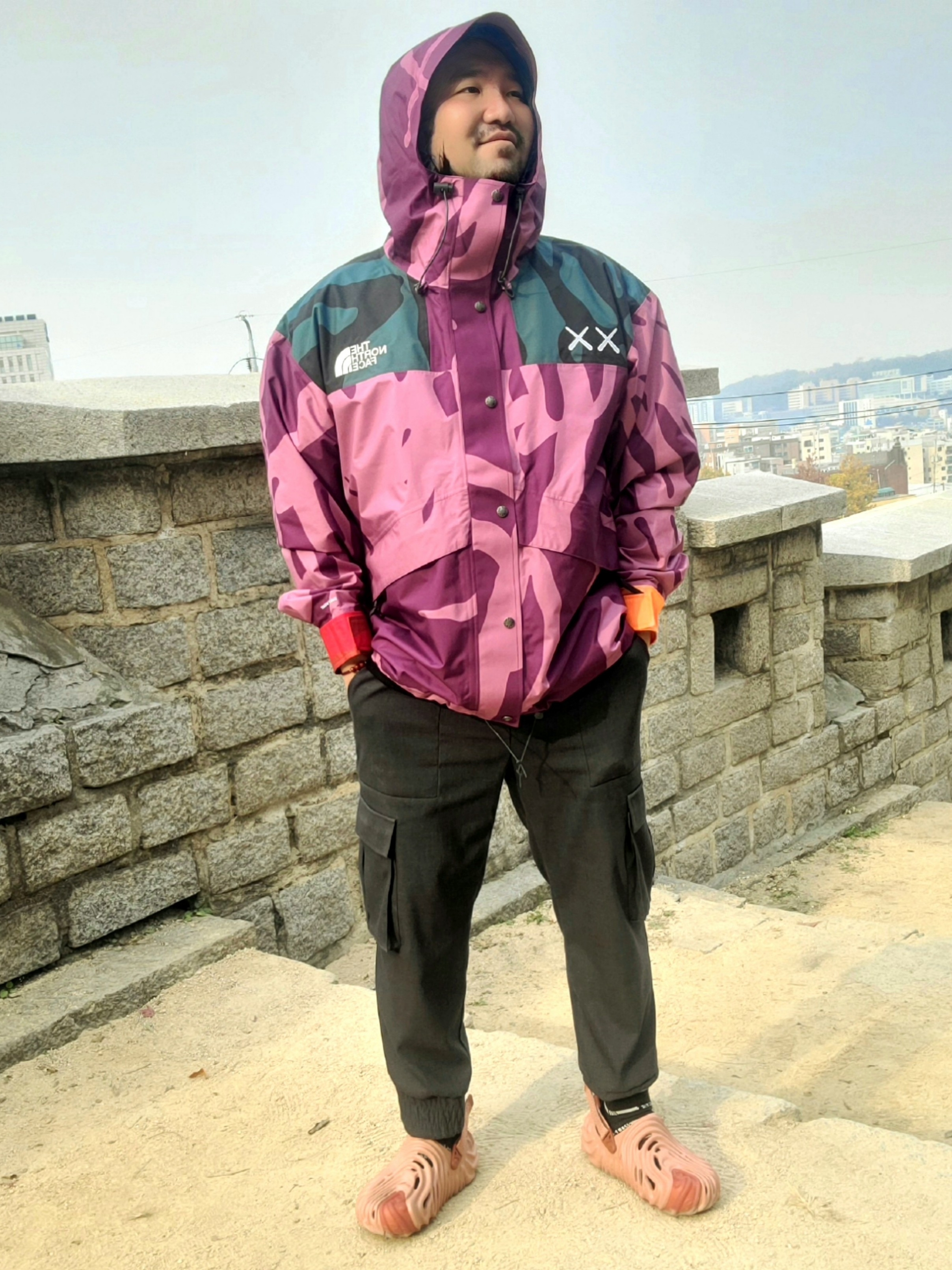 The North Face x Kaws Retro 1986 Mountain Jacket Pamplona Purple, Crocs x Salehe Bembury Pollex Clog Kuwata 착용 스타일 - 1