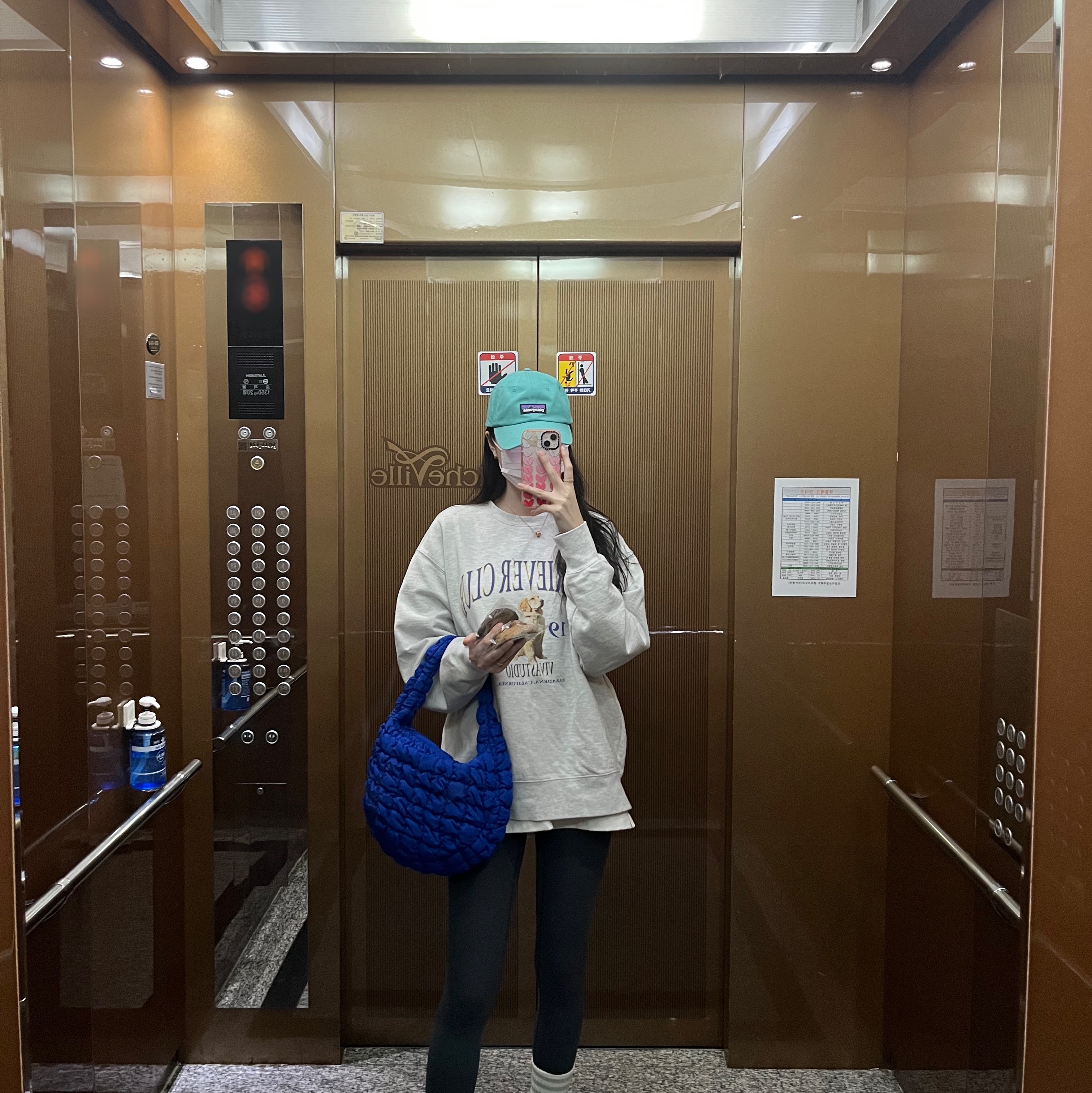 Patagonia P-6 Label Trad Cap Black, COS Quilted Mini Bag Blue 착용 스타일