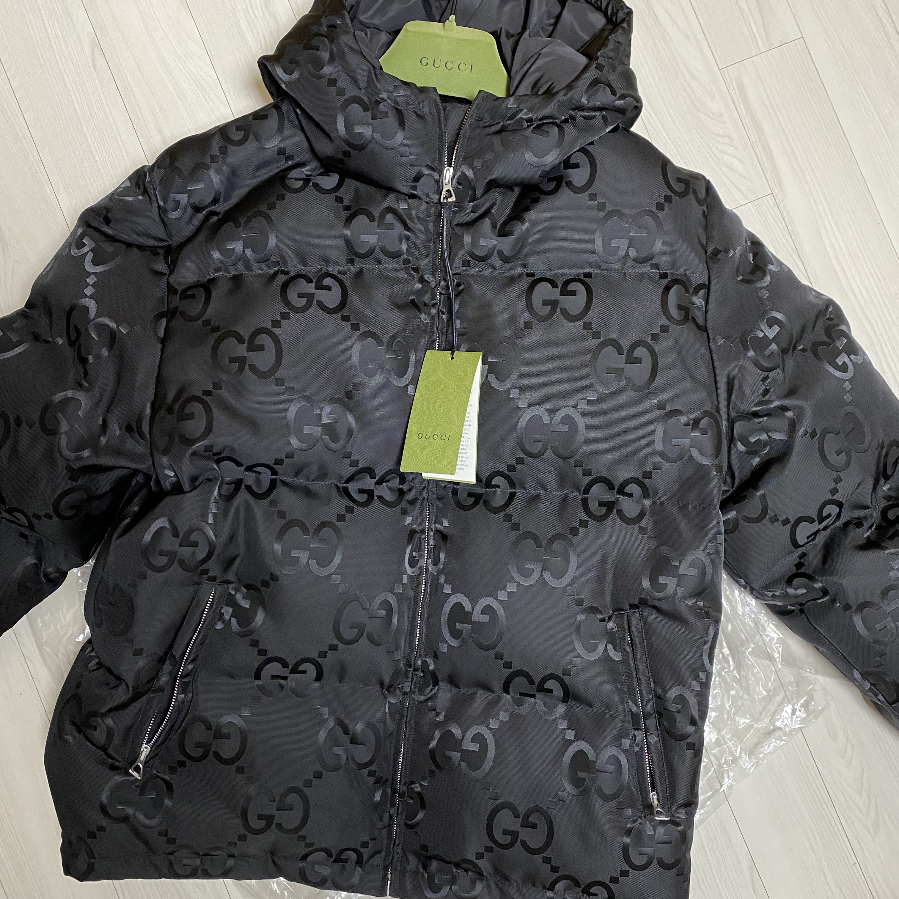 Gucci Jumbo GG Canvas Down Jacket Black 착용 스타일