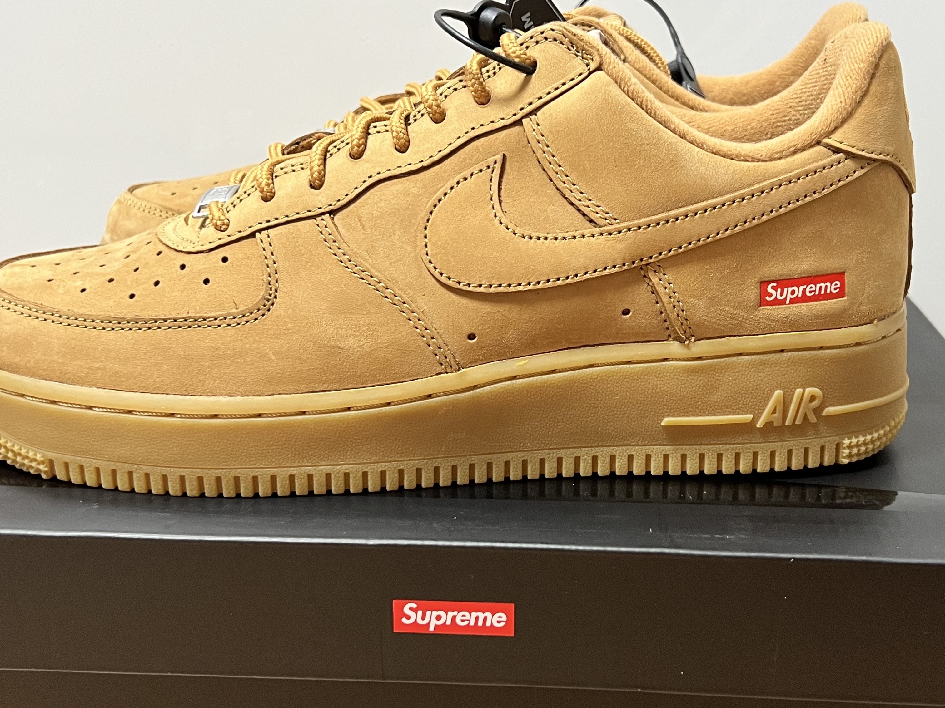 Nike x Supreme Air Force 1 Low Flax 착용 스타일