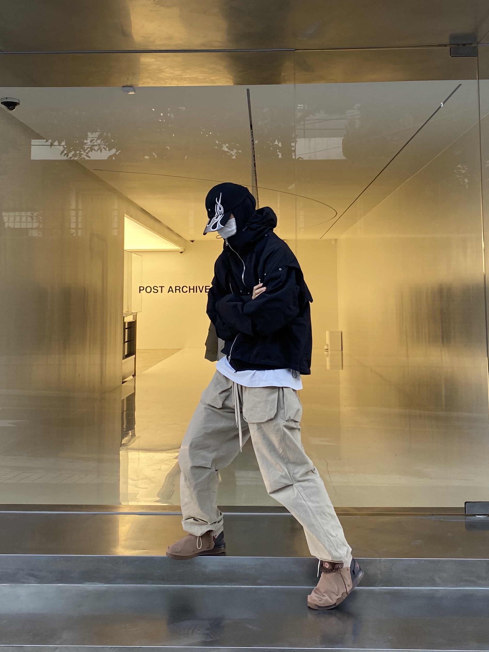 Yeezy Gap Engineered By Balenciaga Flame Cap Black, Nike x Travis Scott Air Trainer 1 Archaeo Brown and Rust Pink 착용 스타일 - 4