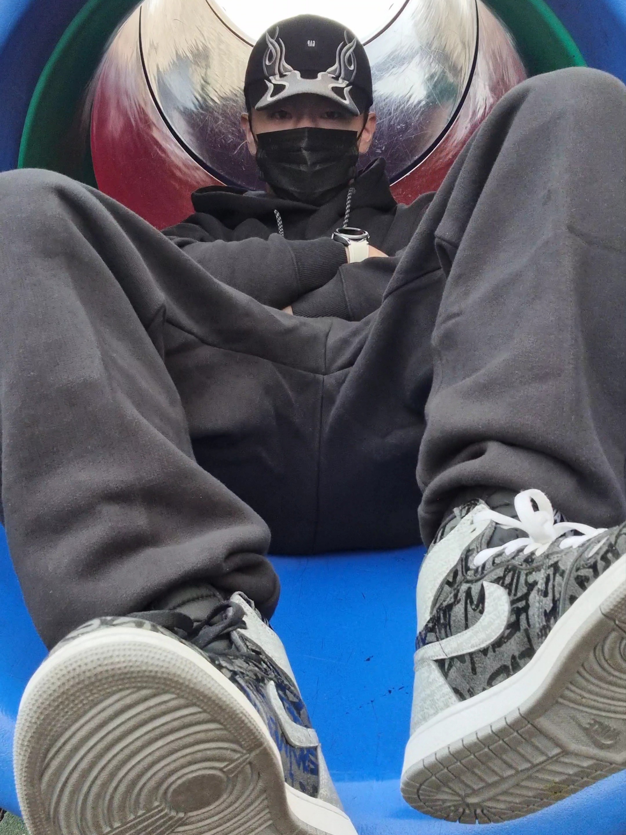 Jordan 1 Retro High OG Rebellionaire, Yeezy Gap Engineered By Balenciaga Flame Cap Black 착용 스타일 - 1