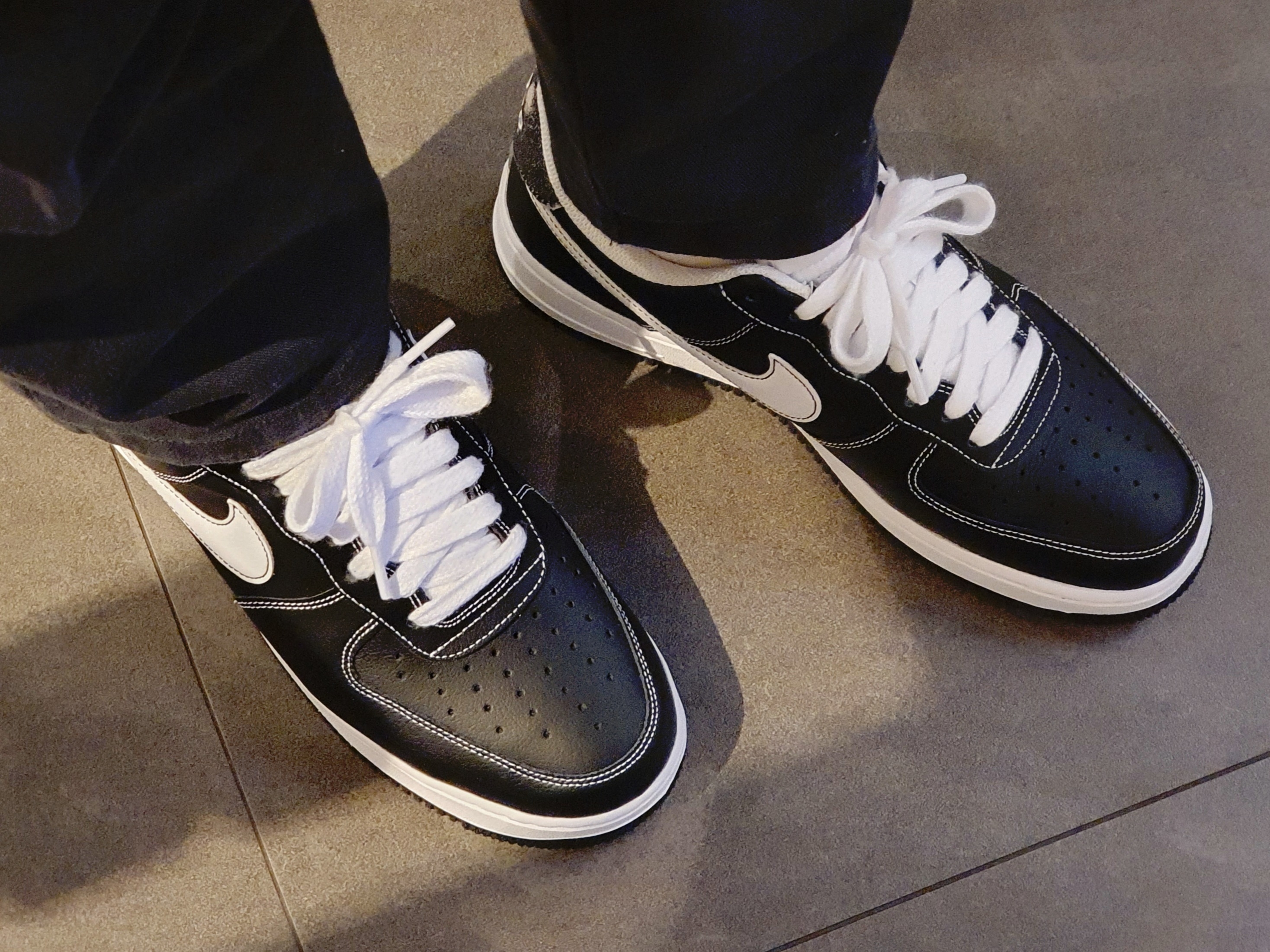 Nike Air Force 1 '07 First Use Black White 착용 스타일 - 1