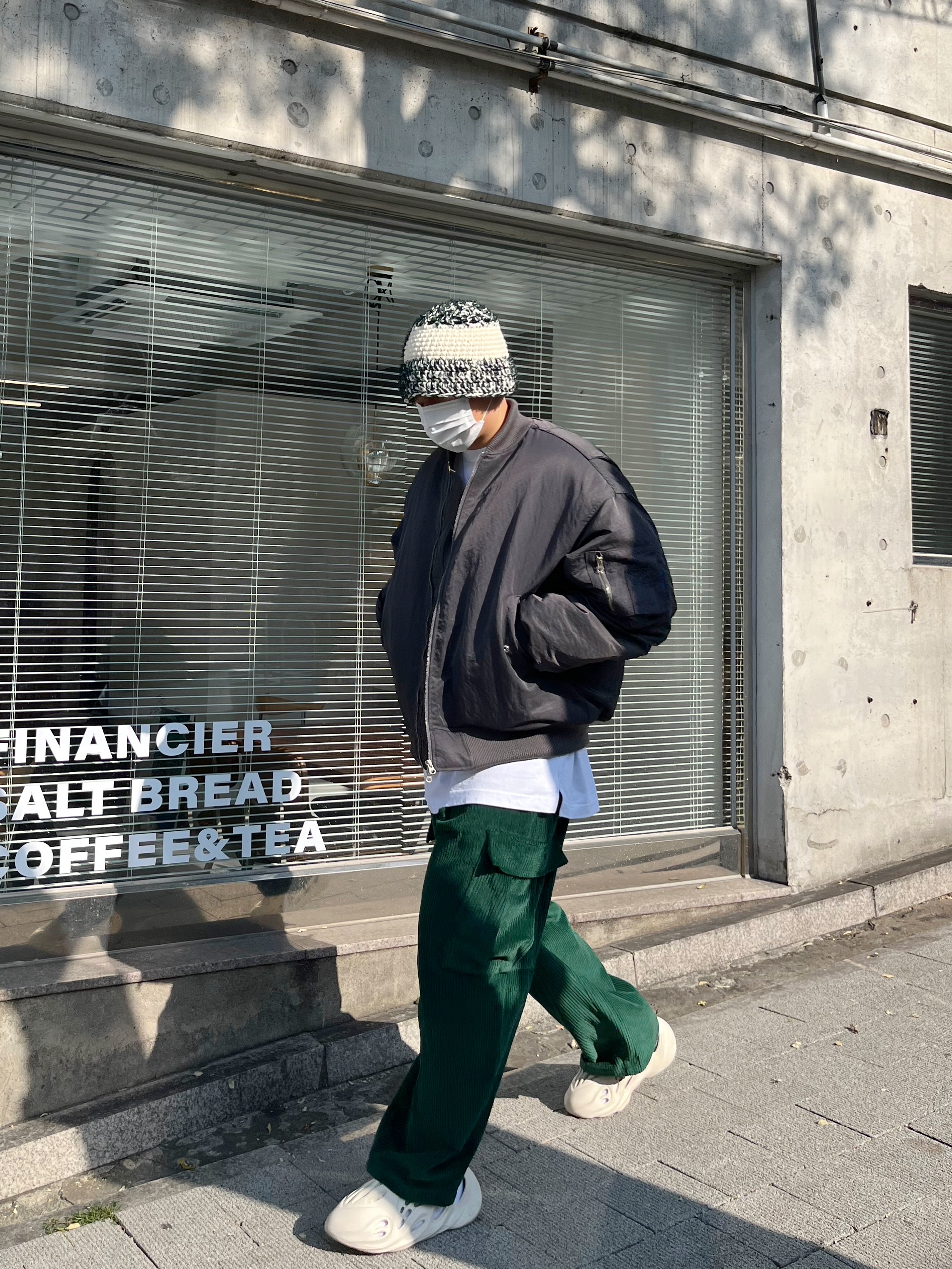 Adidas Yeezy Foam RNNR Sand 착용 스타일 - 2