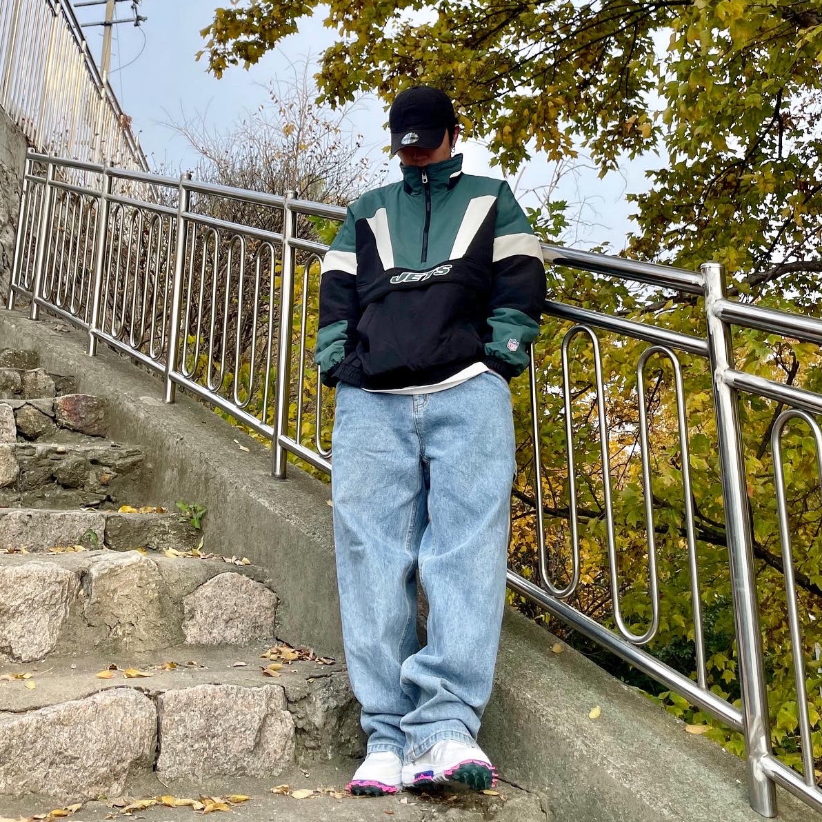 Nike x Off-White Air Force 1 Mid SP White, New Era x Murakami Takashi Ohana Unstructured Cap Black 착용 스타일 - 2