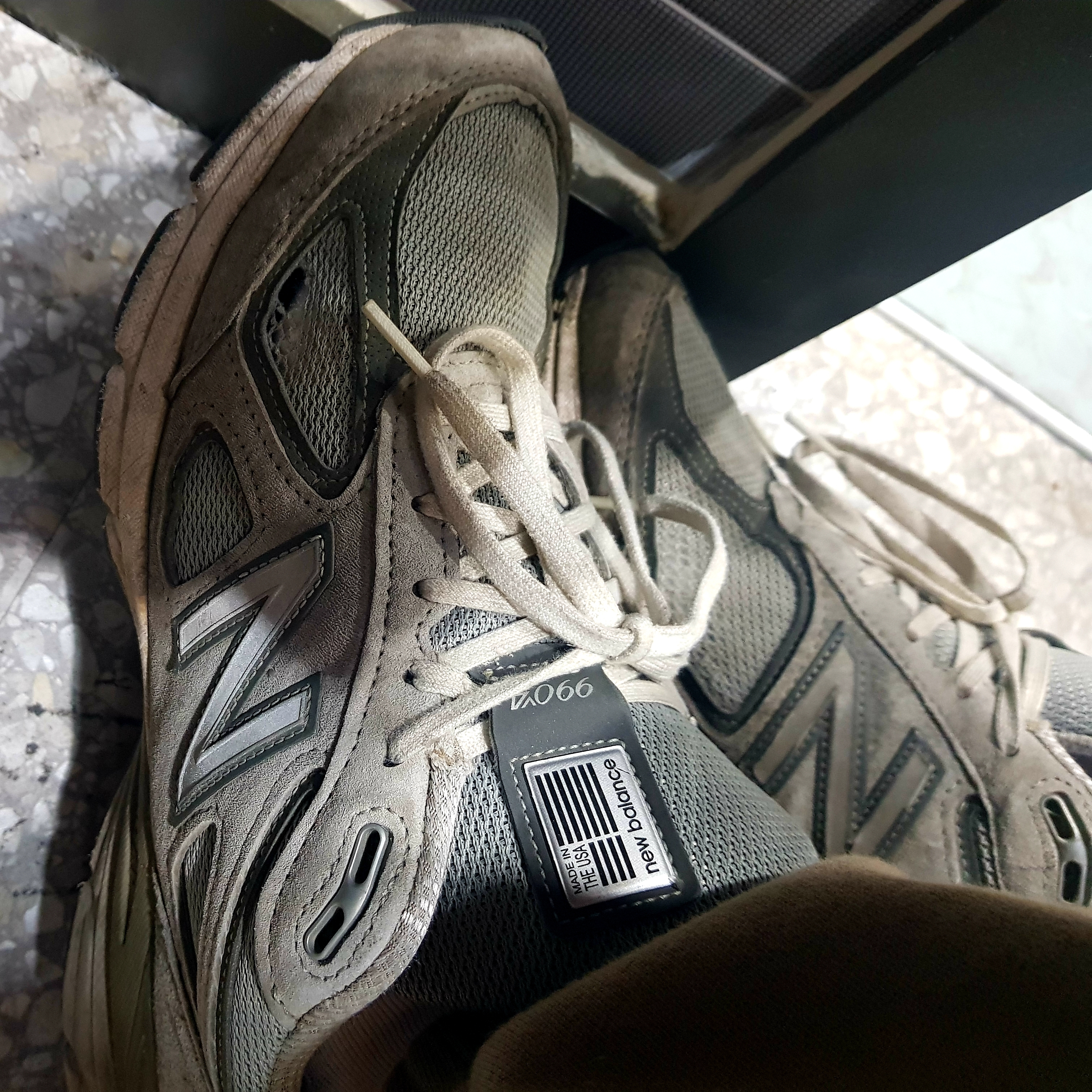 New Balance 990v4 Made in USA Grey - D Standard 착용 스타일 - 1