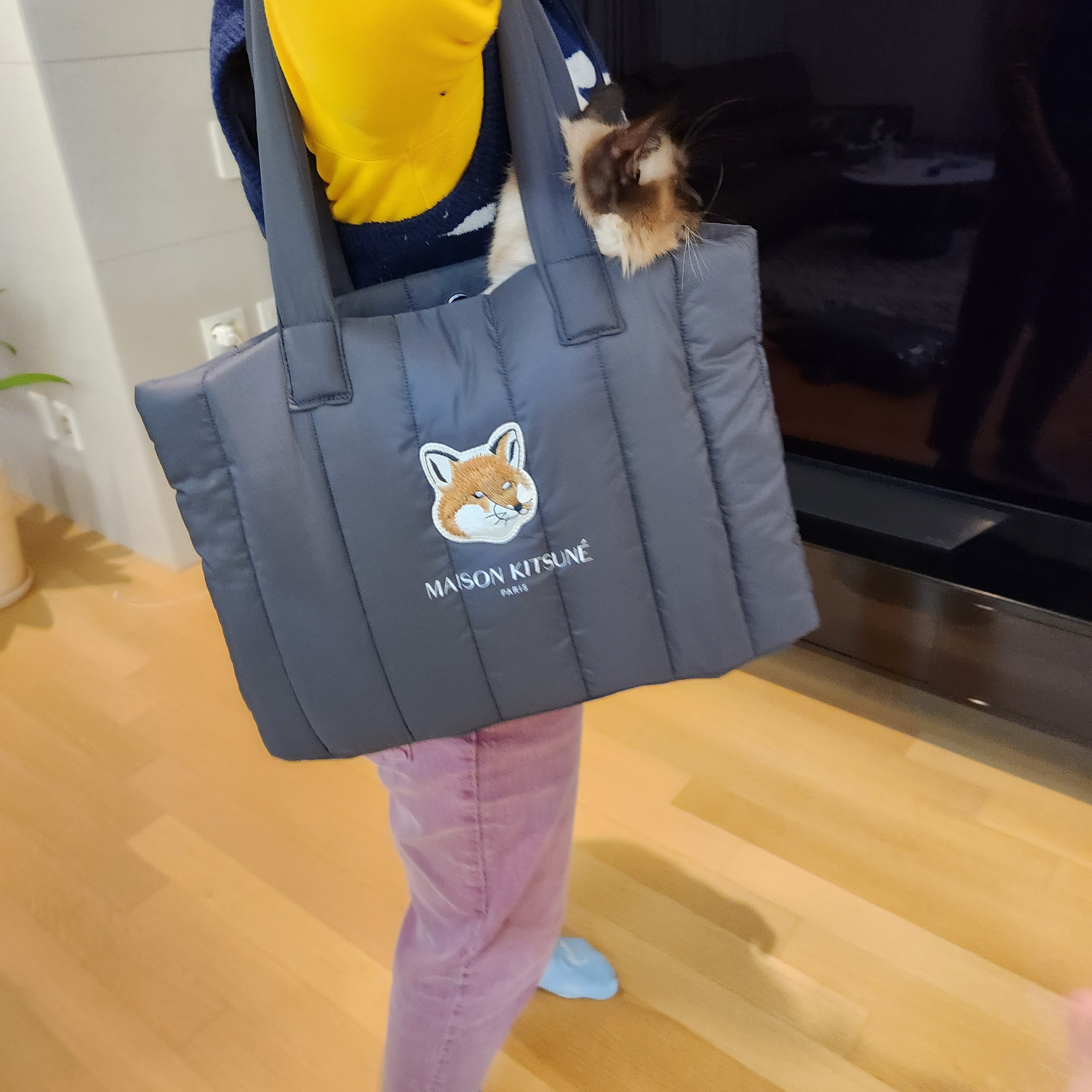 Maison Kitsune x Laneige Padded Bag Navy 착용 스타일 - 2
