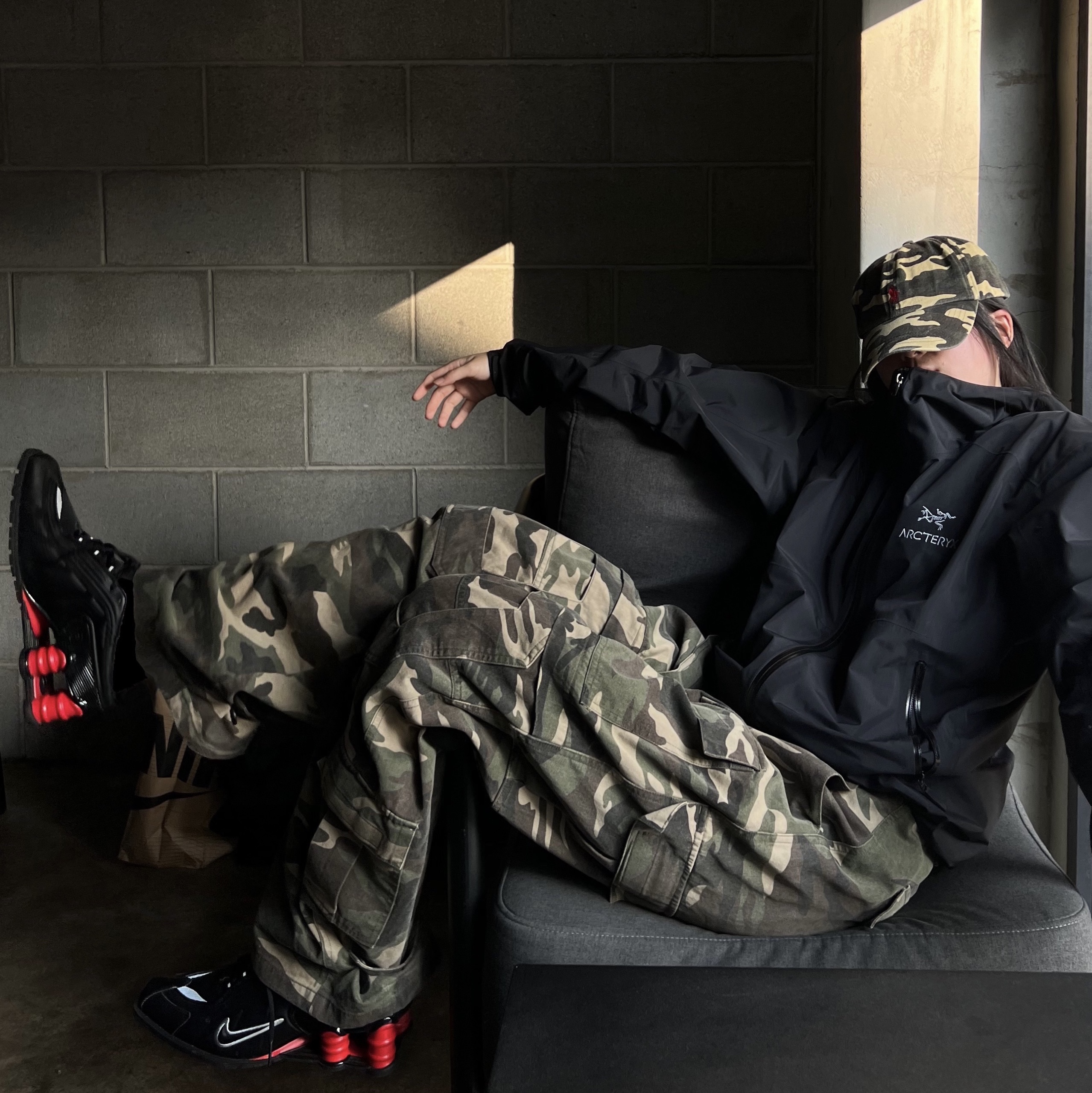 Nike x Martine Rose Shox MR4 Black, Arc'teryx Zeta SL Jacket Black 착용 스타일 - 1