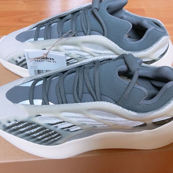Adidas Yeezy 700 V3 Fade Salt 착용 스타일 - 3