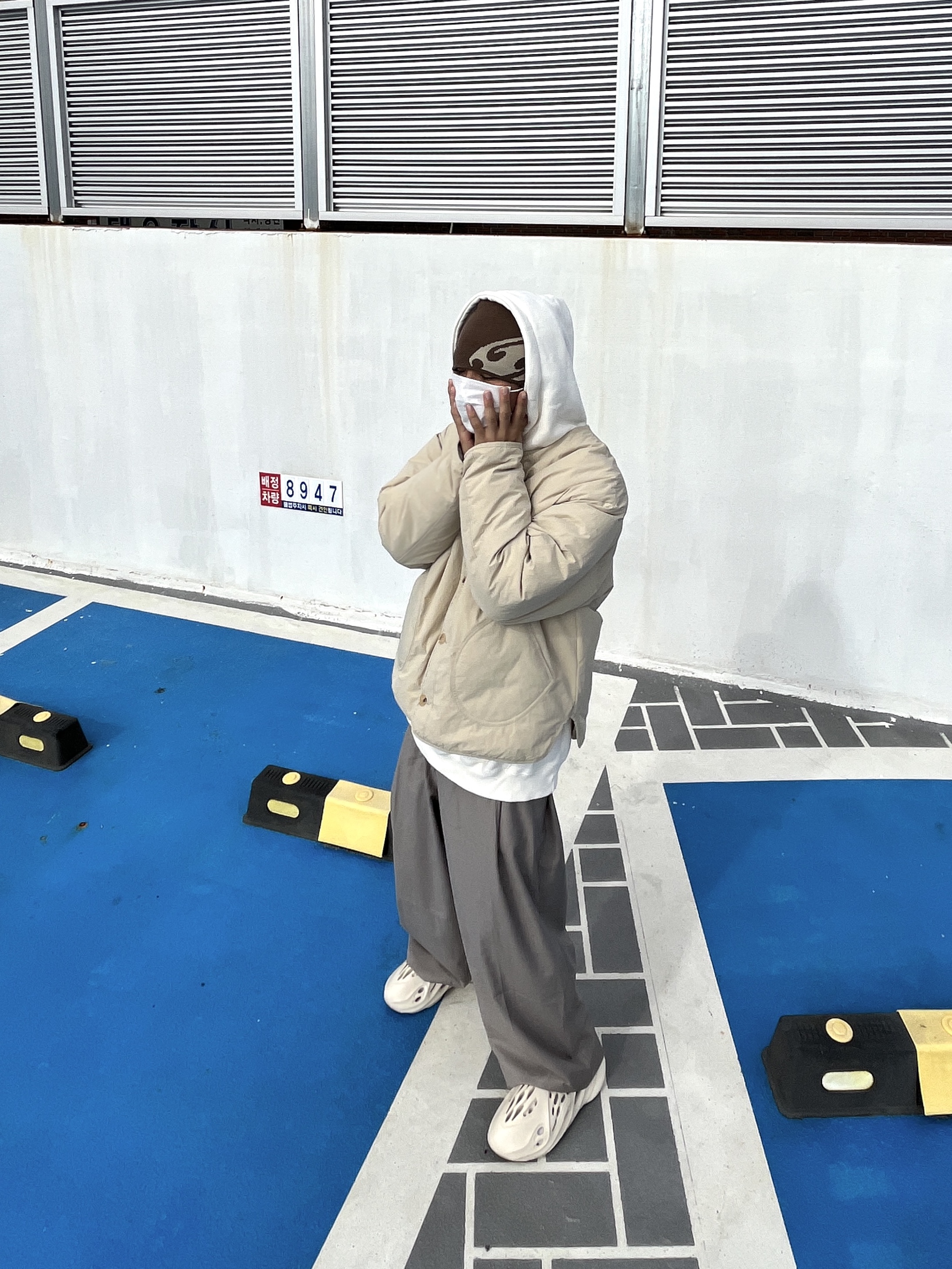 Adidas Yeezy Foam RNNR Sand 착용 스타일 - 1
