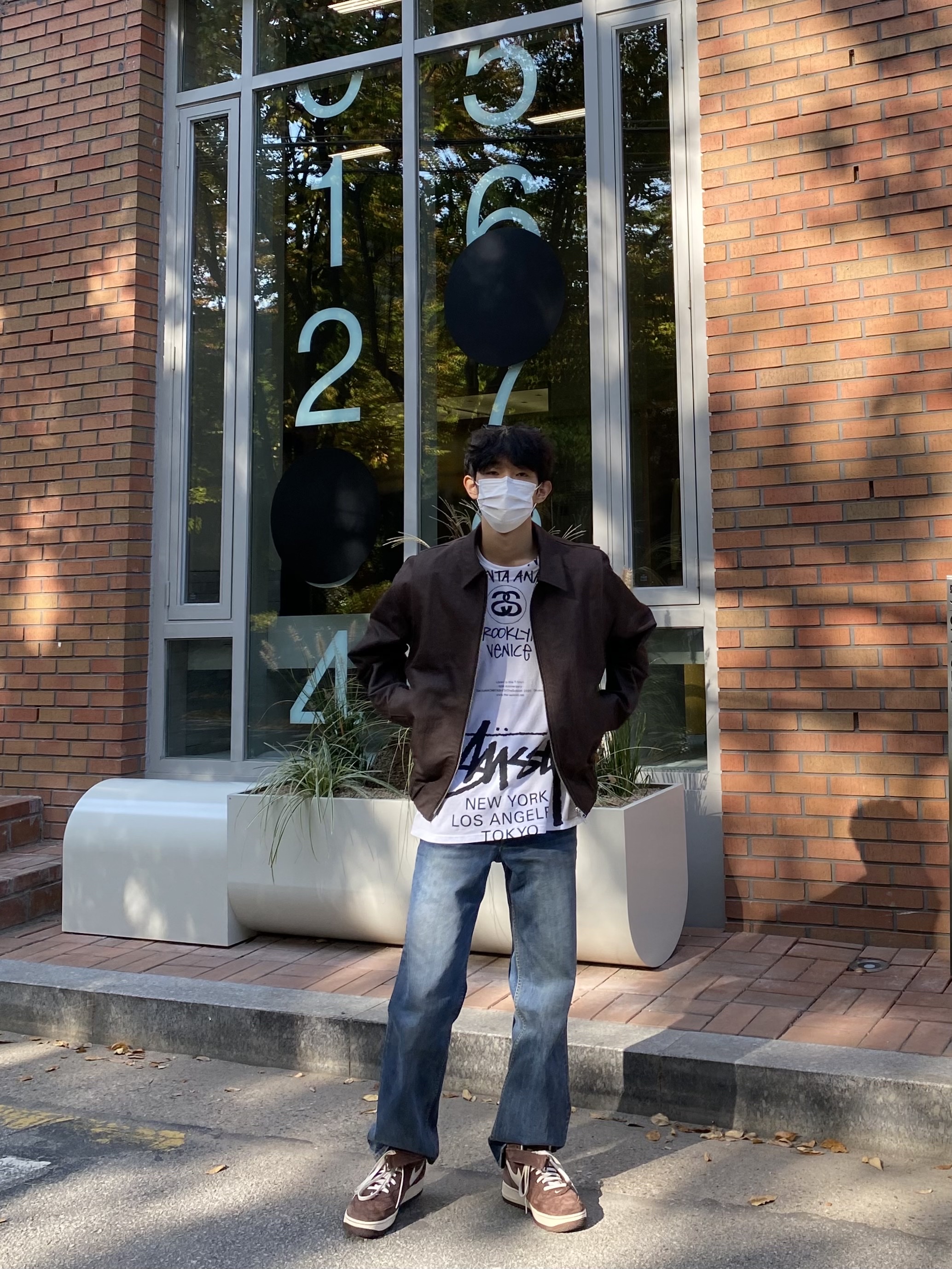 Stussy x Takahiromiyashita The Soloist 40 WT T-Shirt, Nike Air Force 1 Mid '07 QS Chocolate 착용 스타일 - 2