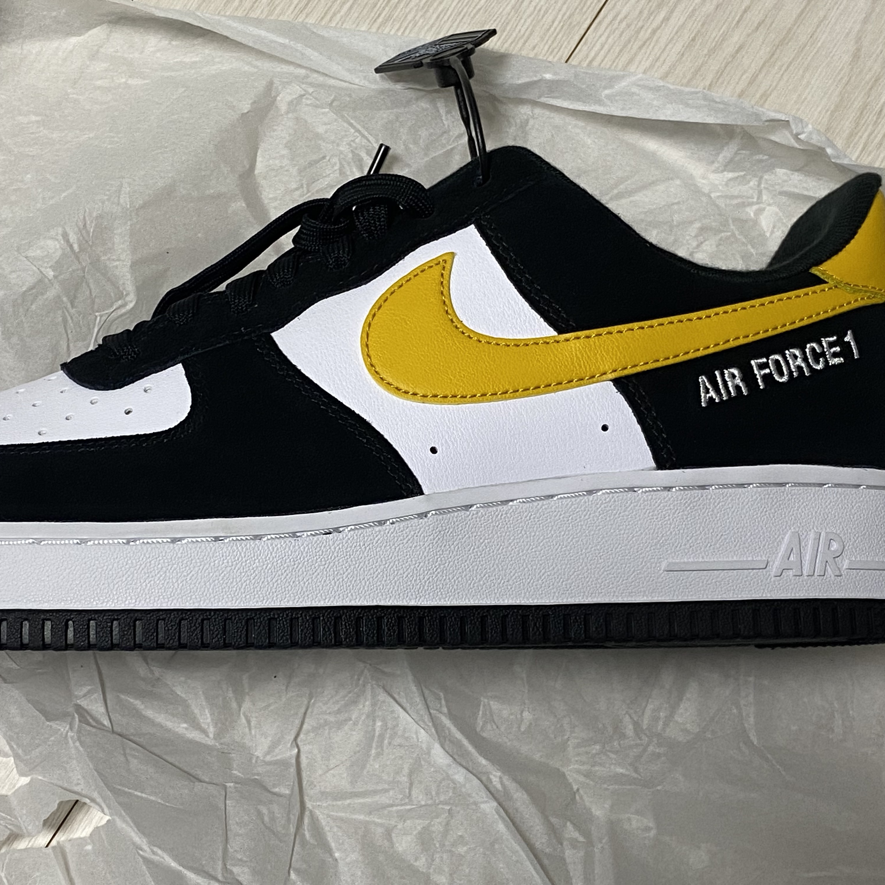 Nike Air Force 1 '07 LV8 Athletic Club Black Dark Sulfur 착용 스타일