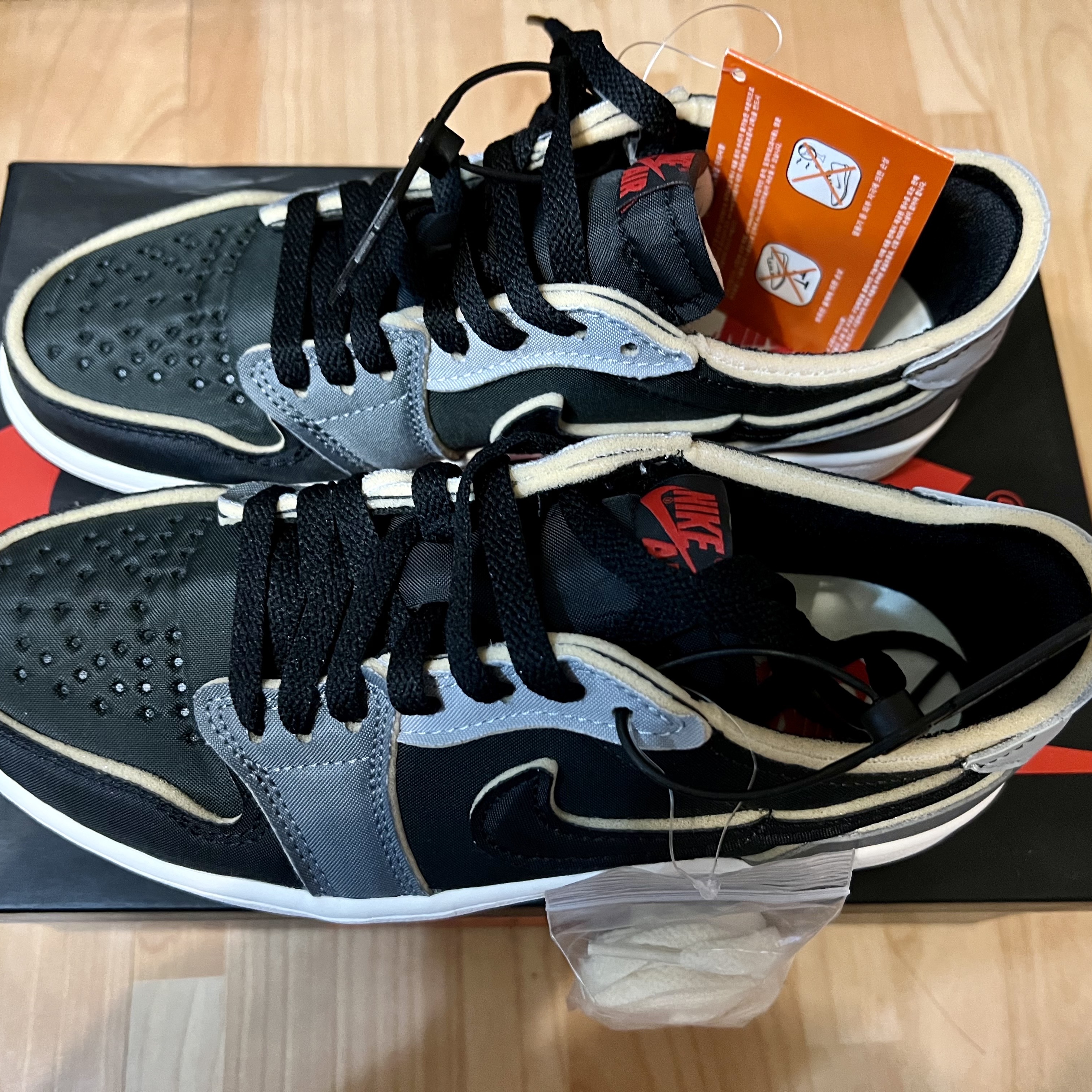 Jordan 1 Retro Low OG EX Black and Smoke Grey 착용 스타일 - 2