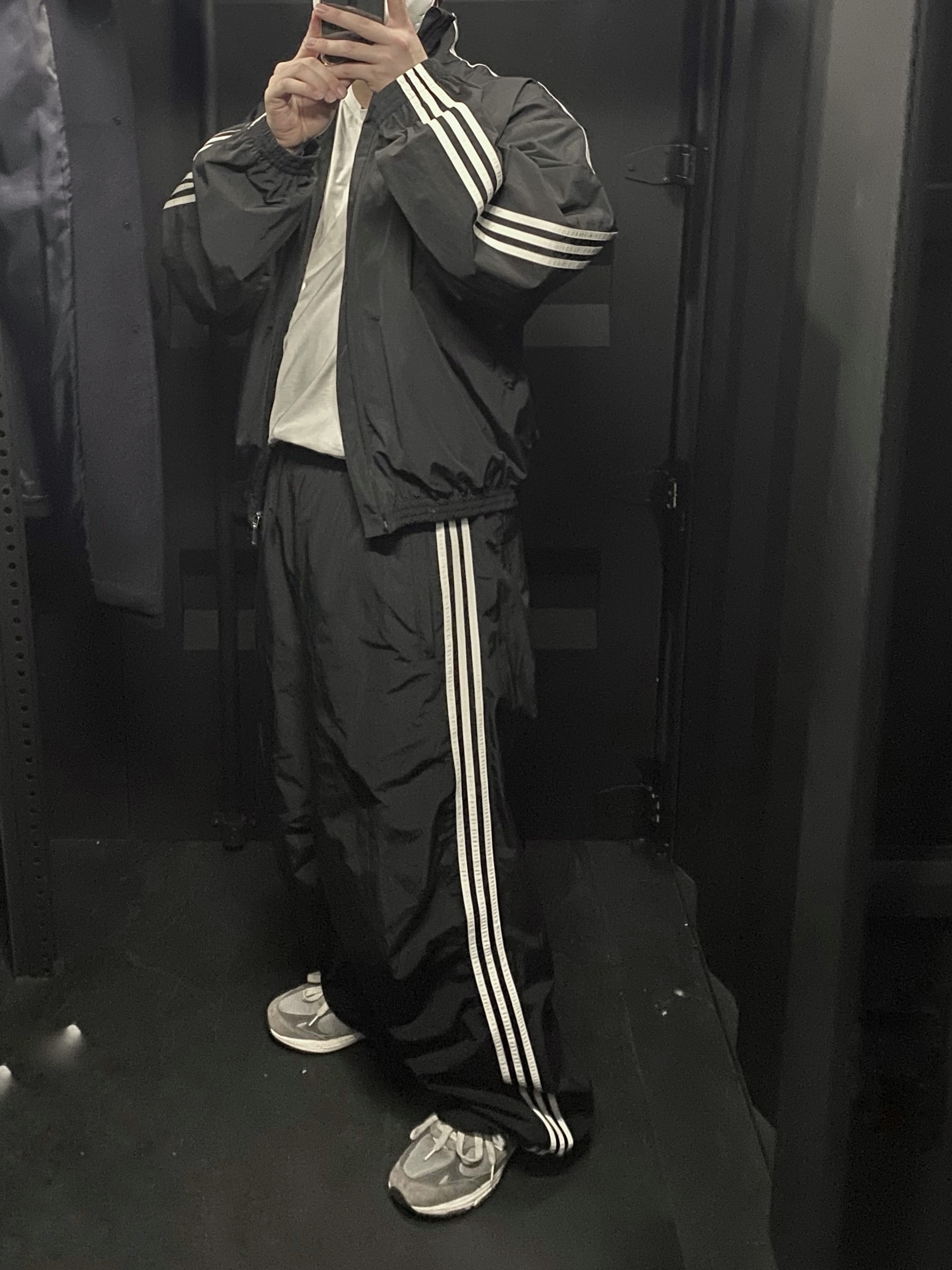 Balenciaga x Adidas Performance Poplin Tracksuit Jacket Black 착용 스타일 - 3