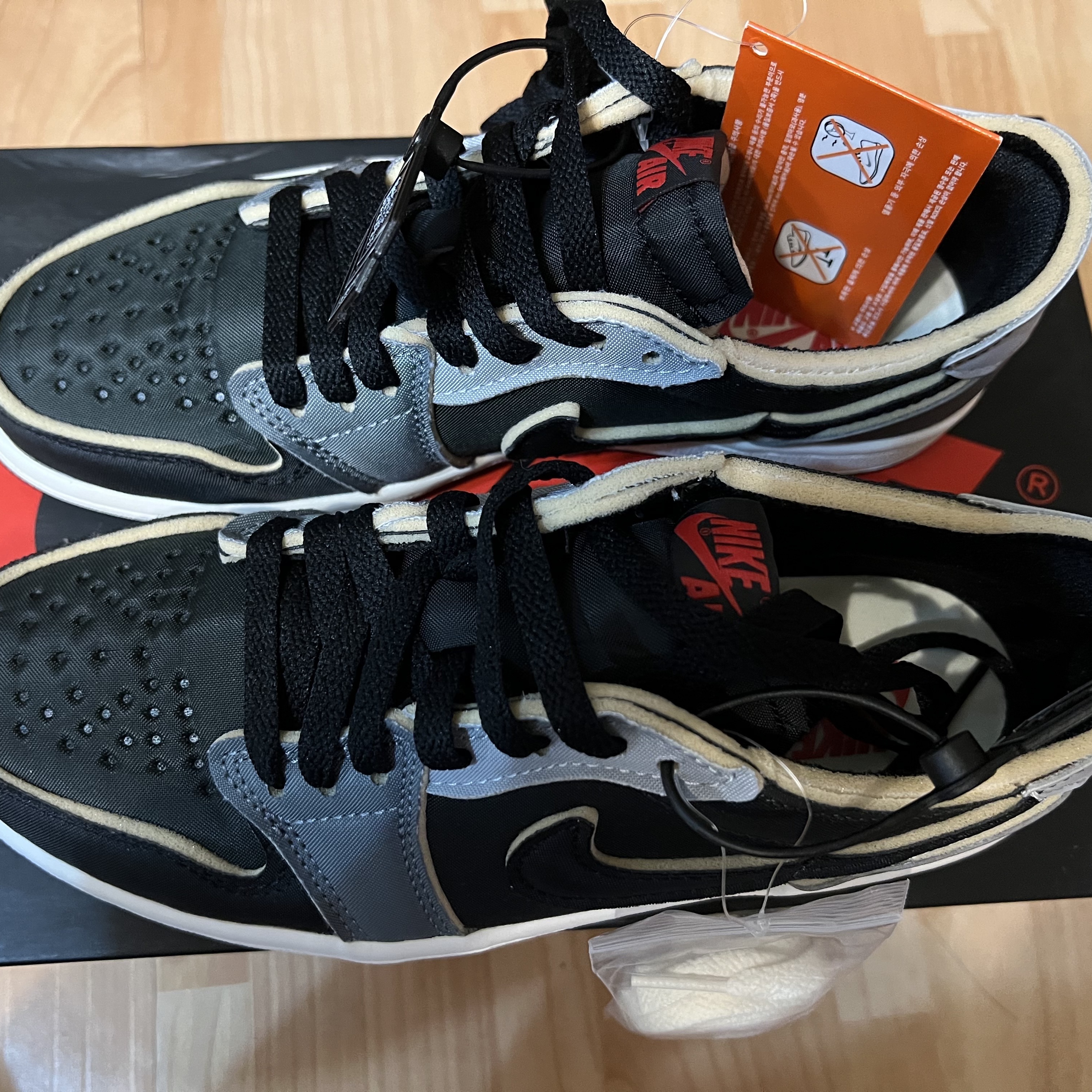 Jordan 1 Retro Low OG EX Black and Smoke Grey 착용 스타일 - 1