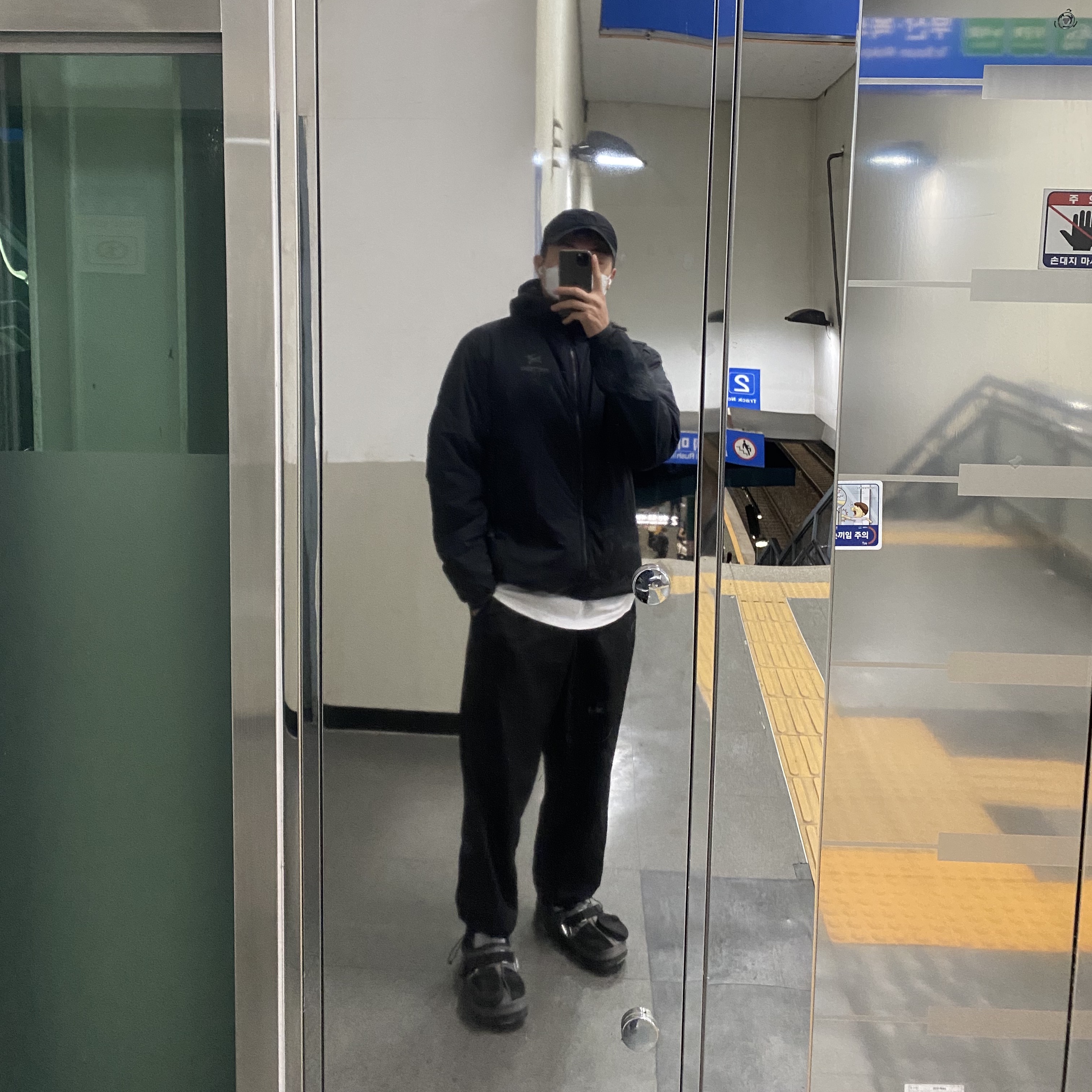 Arc'teryx Atom AR Hoody Black, Crocs x Beams Classic All Terrain Mountain Parka Clog Grey 착용 스타일