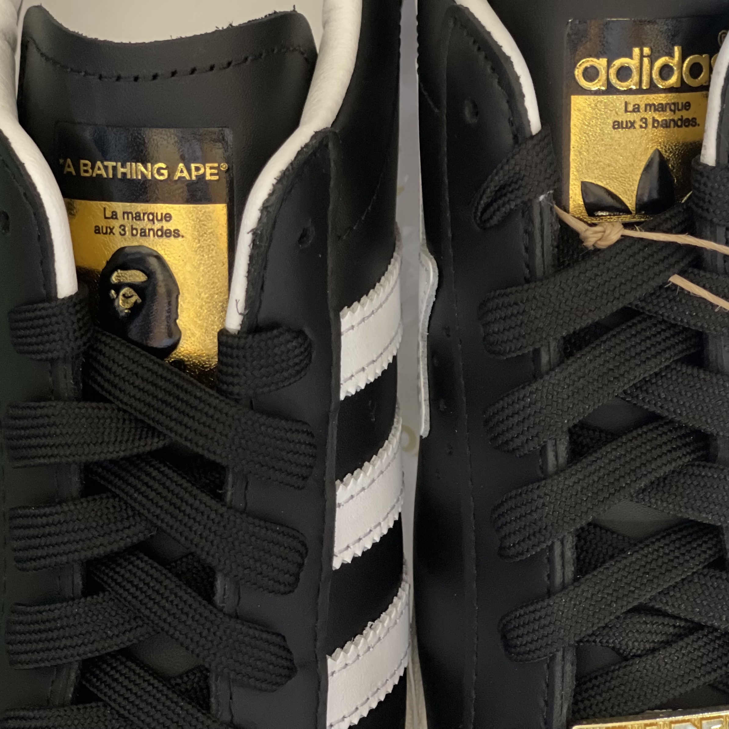 Adidas x BAPE Superstar 80s Core Black Off White 착용 스타일 - 2