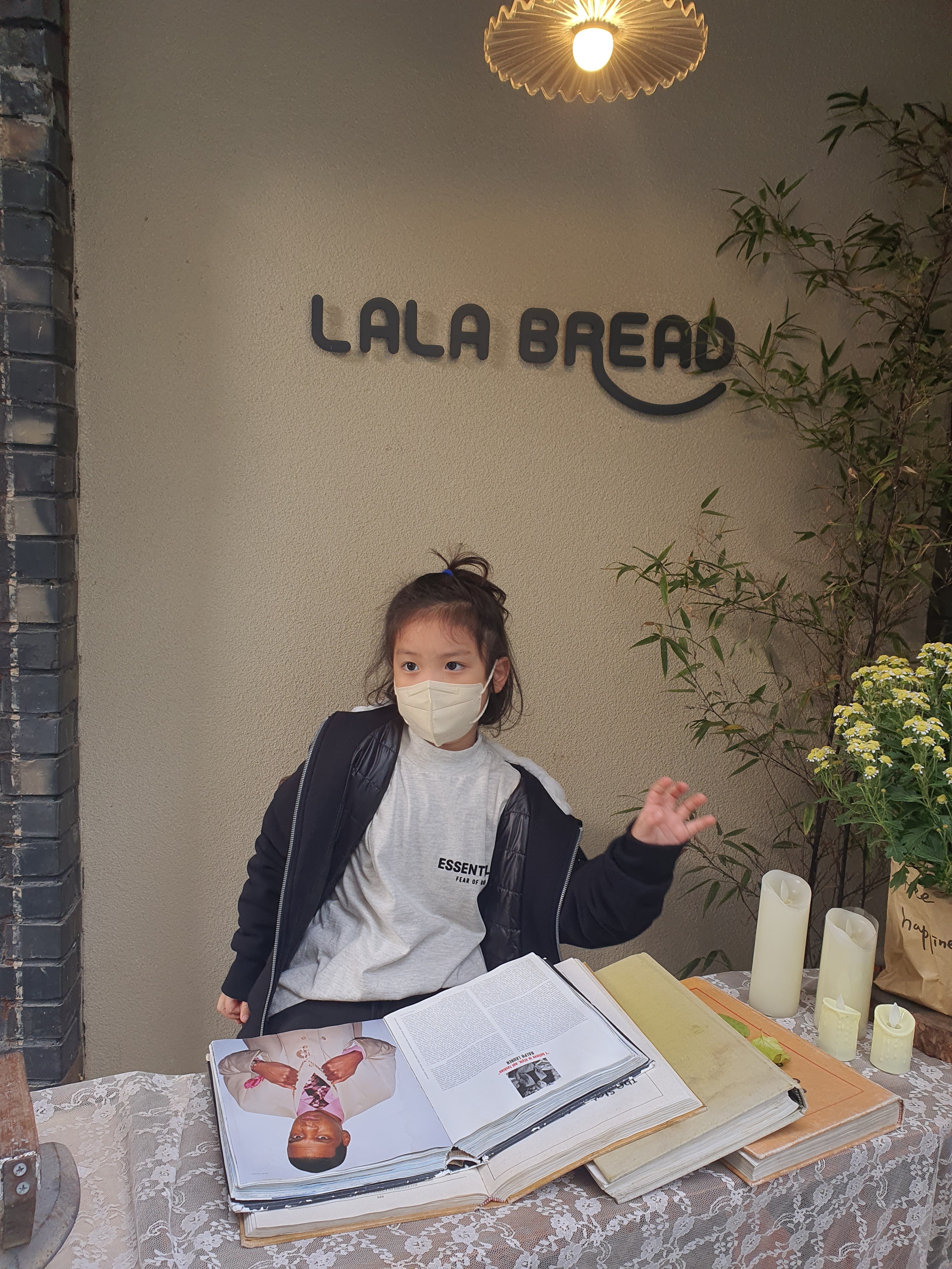 (Kids) Essentials The Core Collection Long Sleeve T-Shirt Light Oatmeal 착용 스타일 - 2