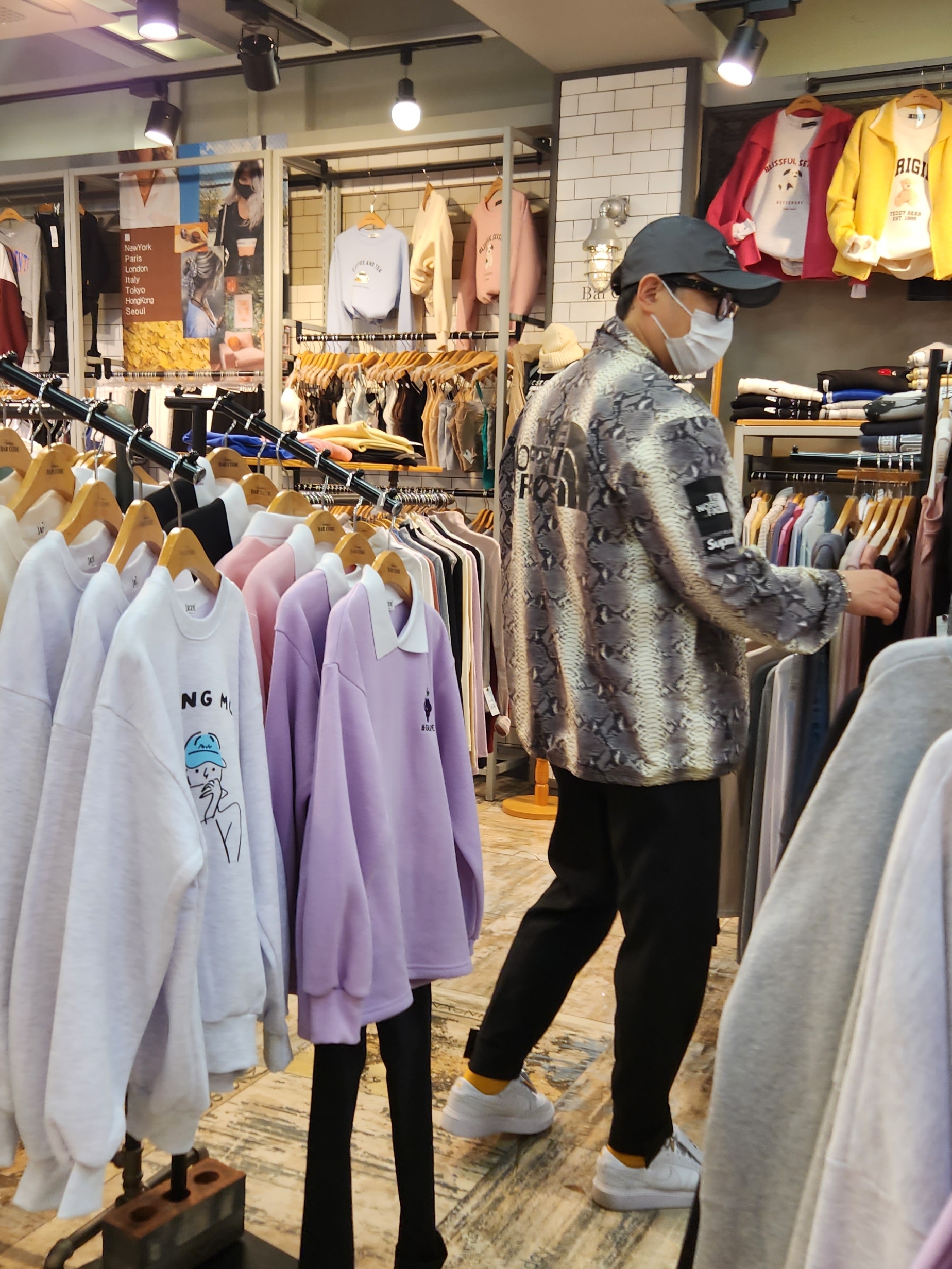 Supreme x The North Face Snakeskin Taped Seam Coaches Jacket Black - 18SS, Nike x Peaceminusone Kwondo1 White 착용 스타일 - 1