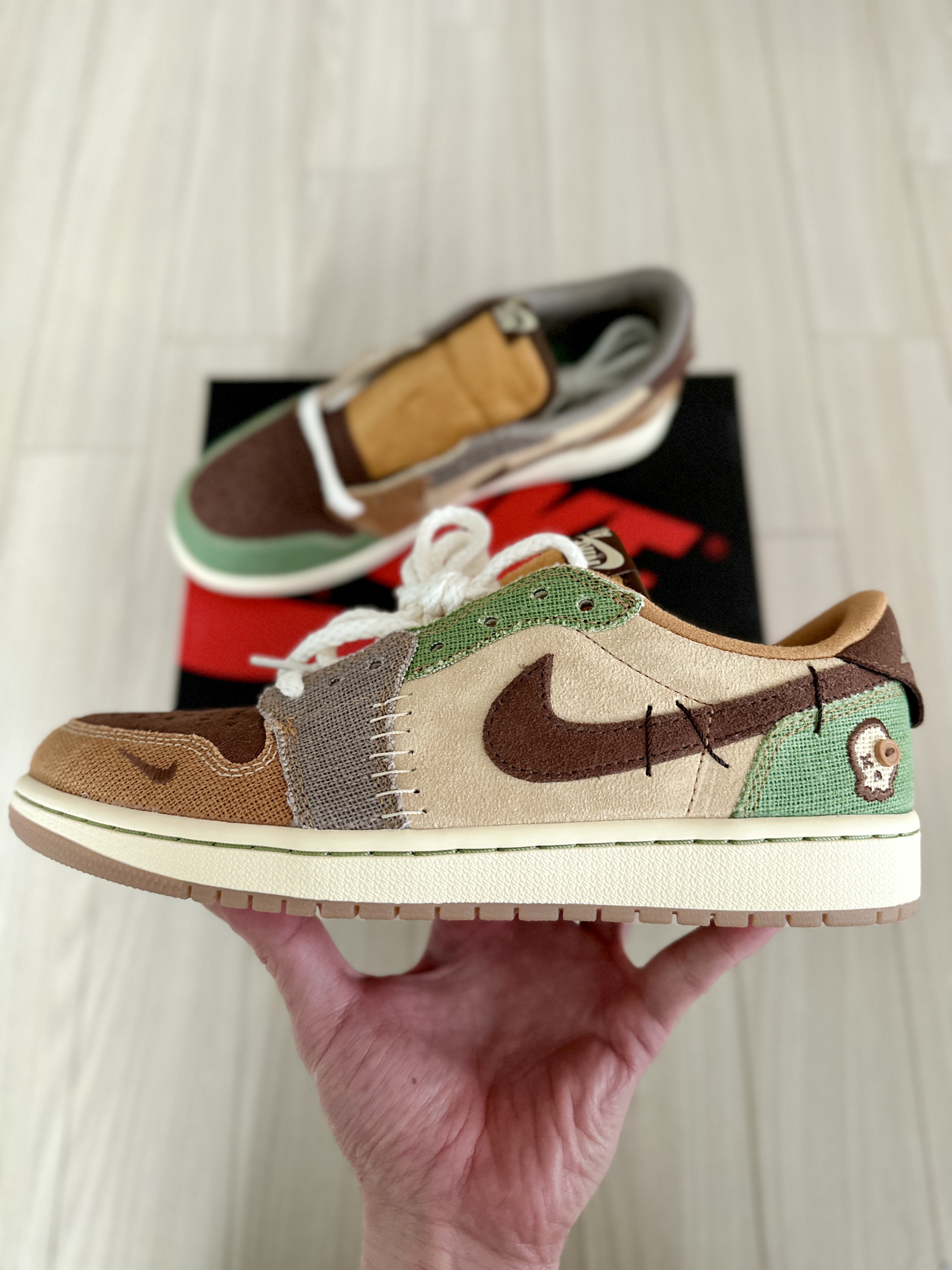 Jordan 1 x Zion Williamson Retro Low OG Flax and Oil Green 착용 스타일 - 1