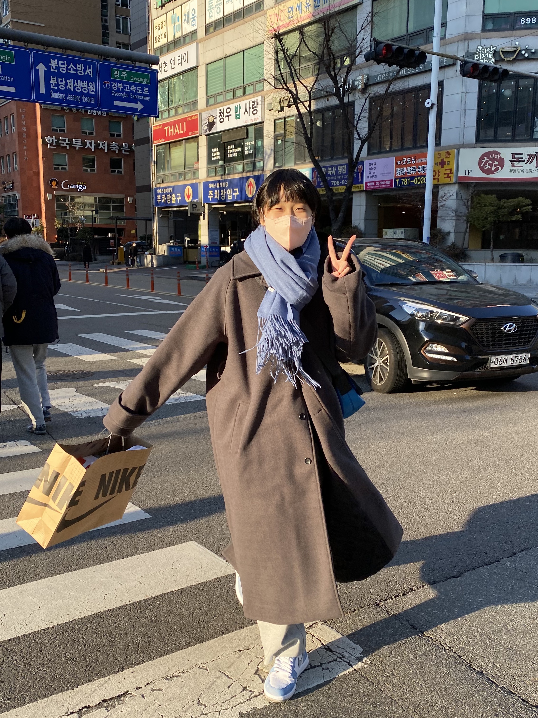 Jordan 1 Retro High OG Hyper Royal 착용 스타일 - 2