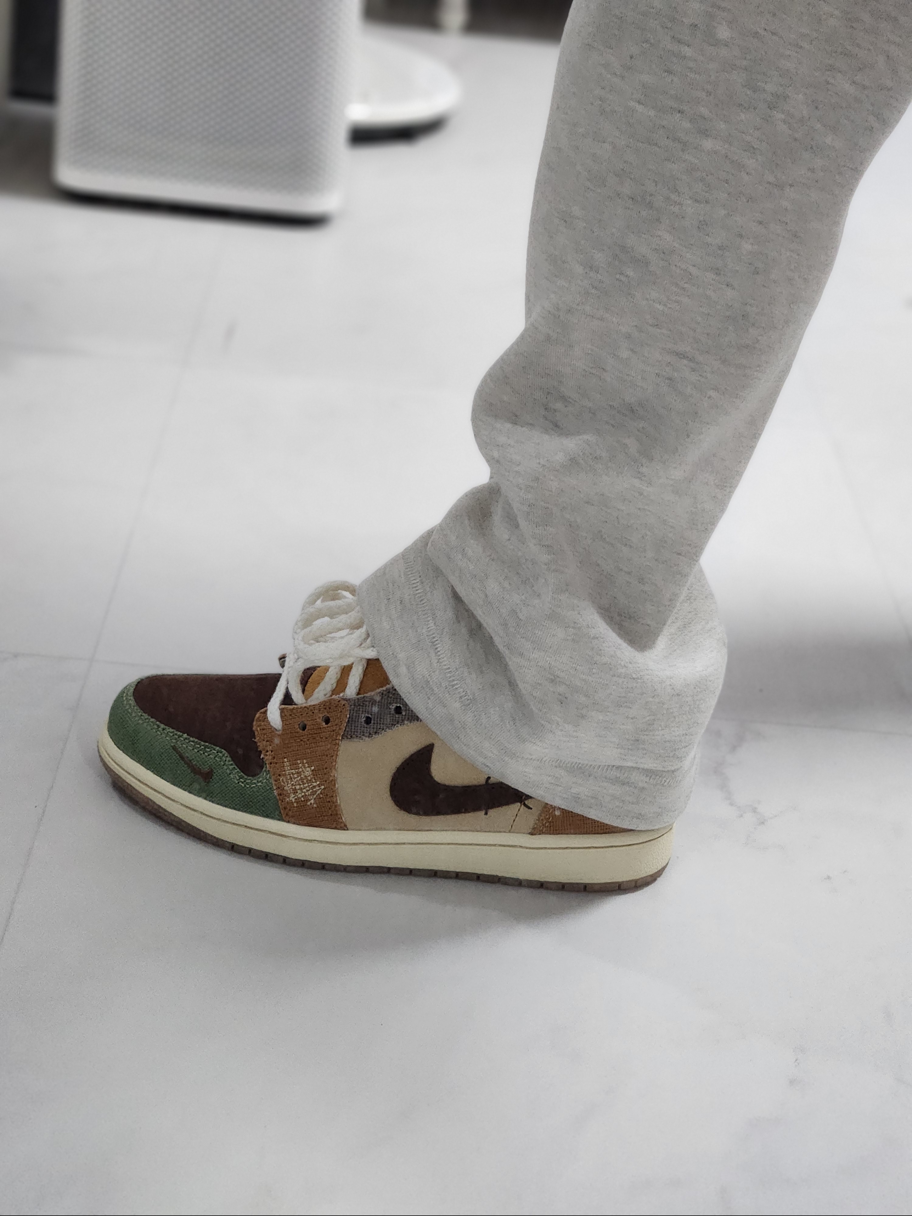 Jordan 1 x Zion Williamson Retro Low OG Flax and Oil Green 착용 스타일 - 4