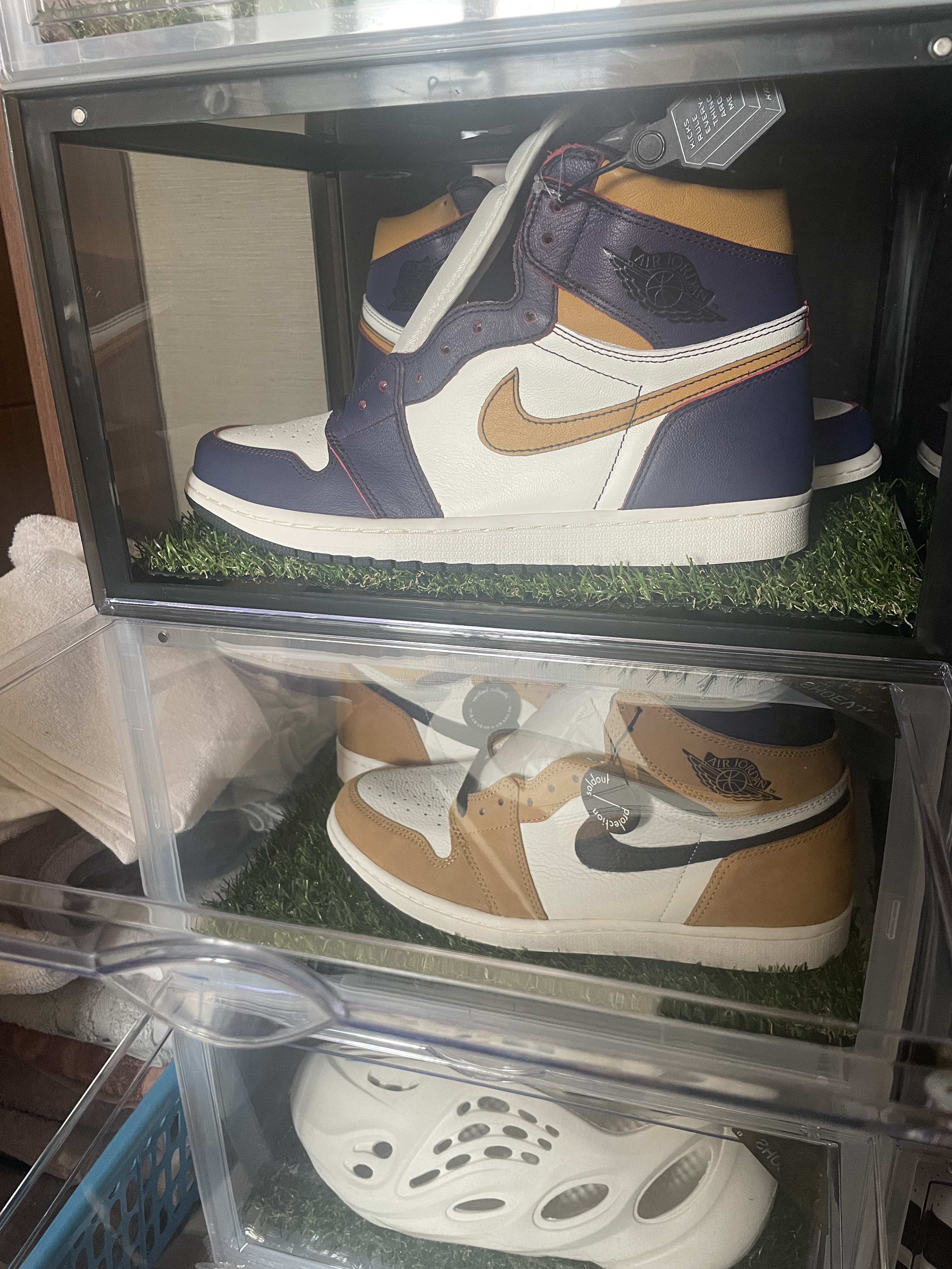 Nike x Kasina Dunk Low 80's Bus, Jordan 1 x Travis Scott Retro Low OG SP Sail and Ridgerock 착용 스타일 - 2