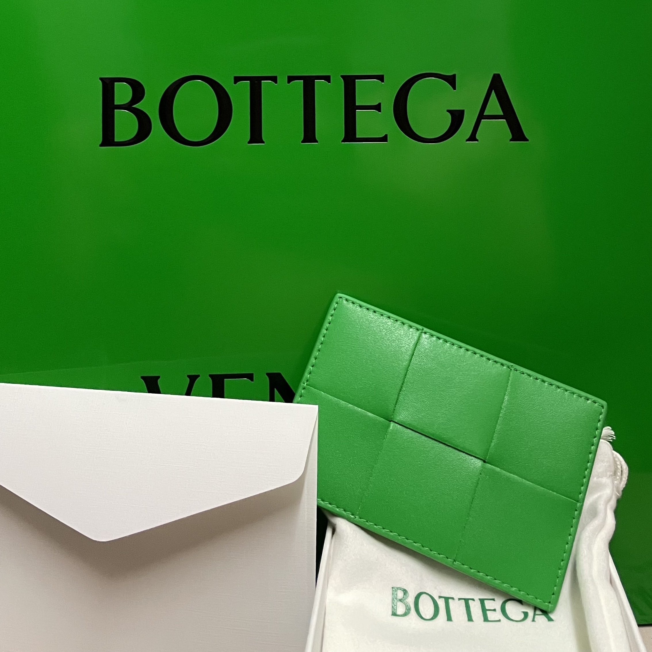 Bottega Veneta Credit Card Case Calfskin Parakeet 착용 스타일