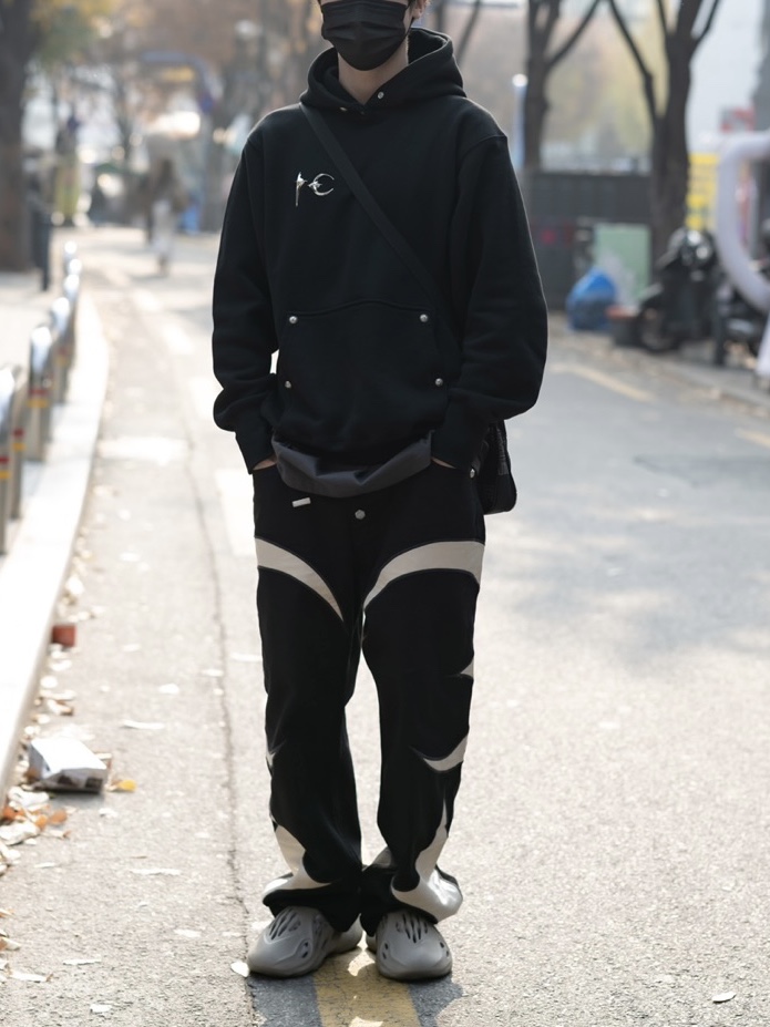 Adidas Yeezy Foam RNNR Stone Sage 착용 스타일
