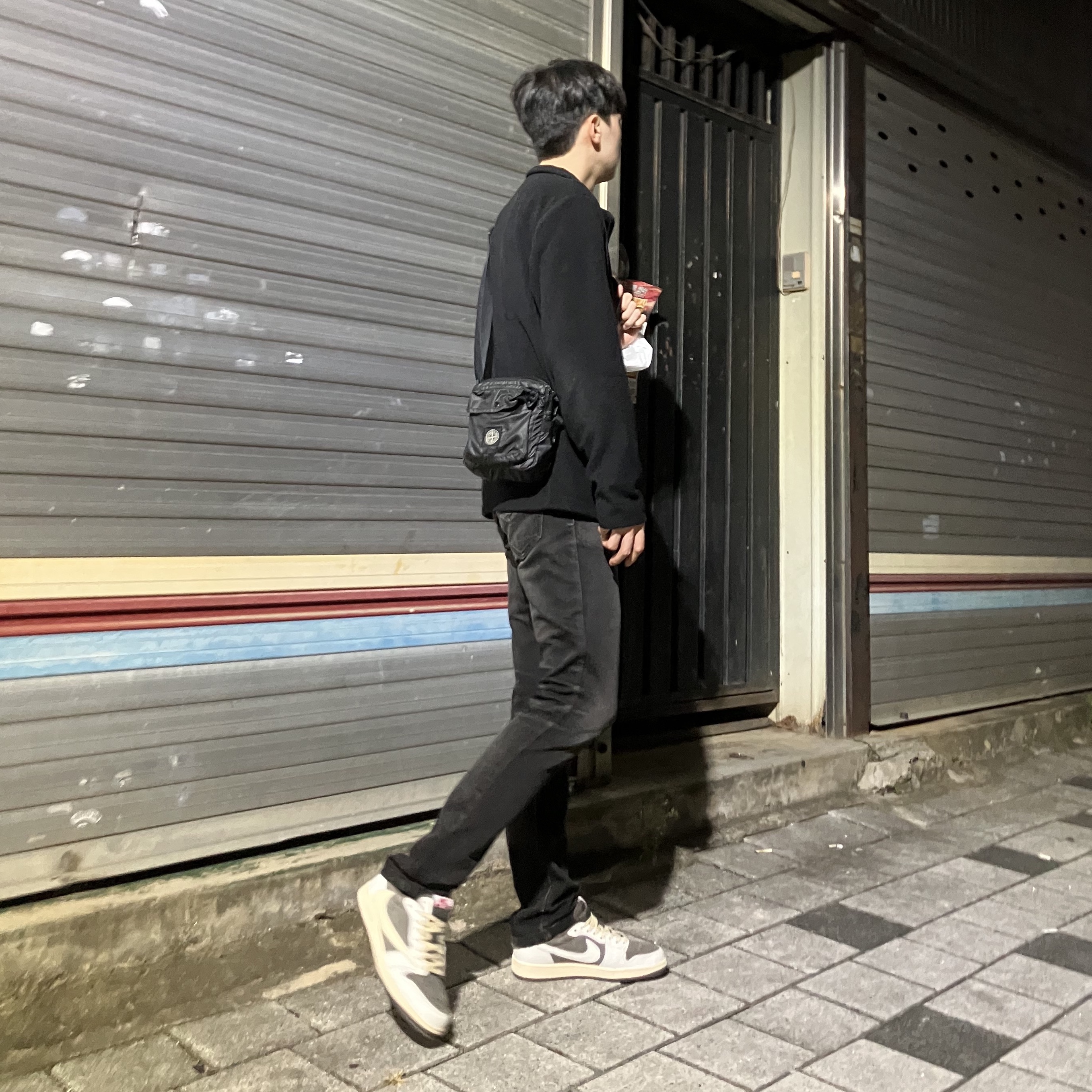 Jordan 1 x Travis Scott Retro Low OG SP Sail and Ridgerock 착용 스타일