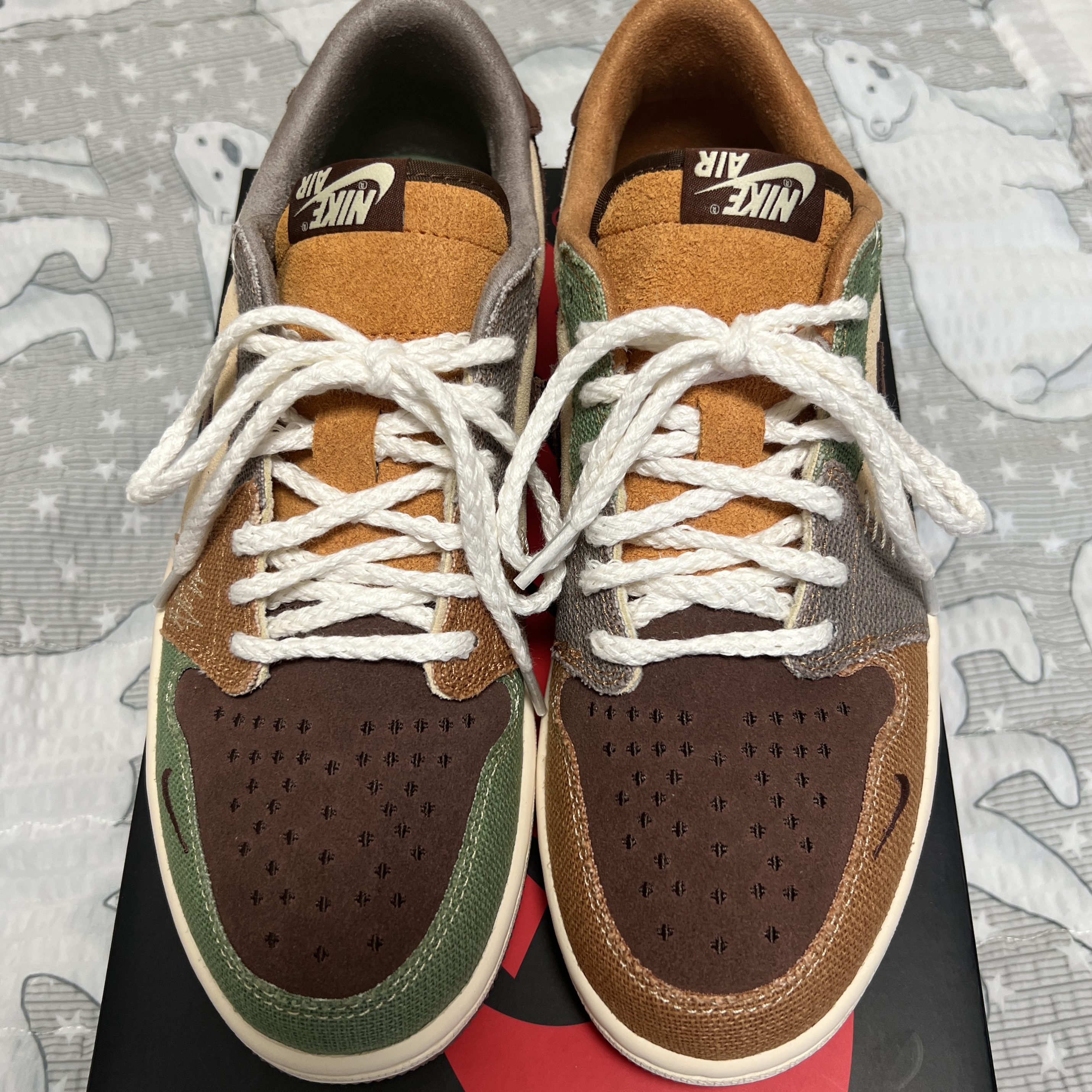 Jordan 1 x Zion Williamson Retro Low OG Flax and Oil Green 착용 스타일 - 1
