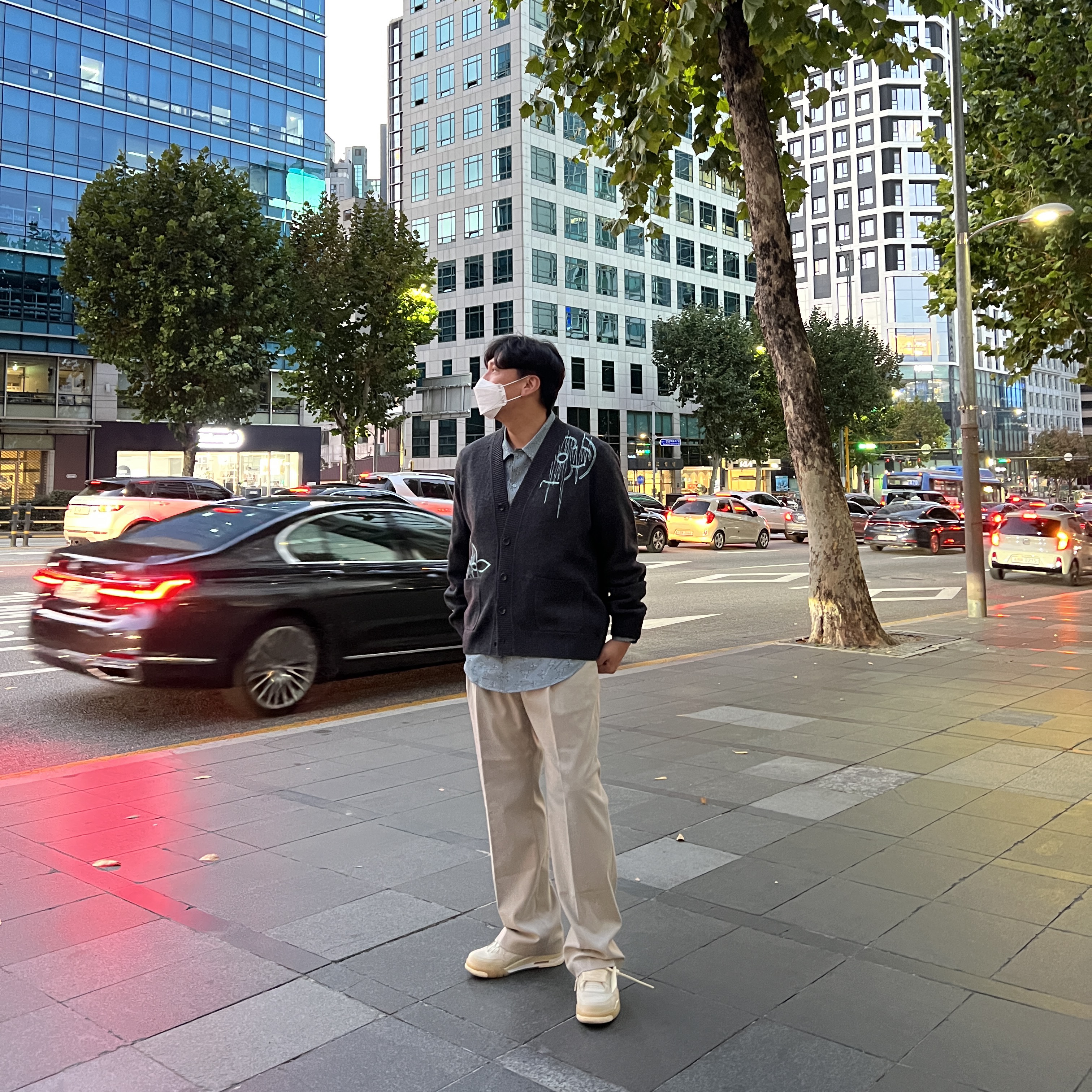 (W) Jordan 4 x Off-White Retro SP Sail, Louis Vuitton LV Frequency Cardigan Dark Anthracite 착용 스타일