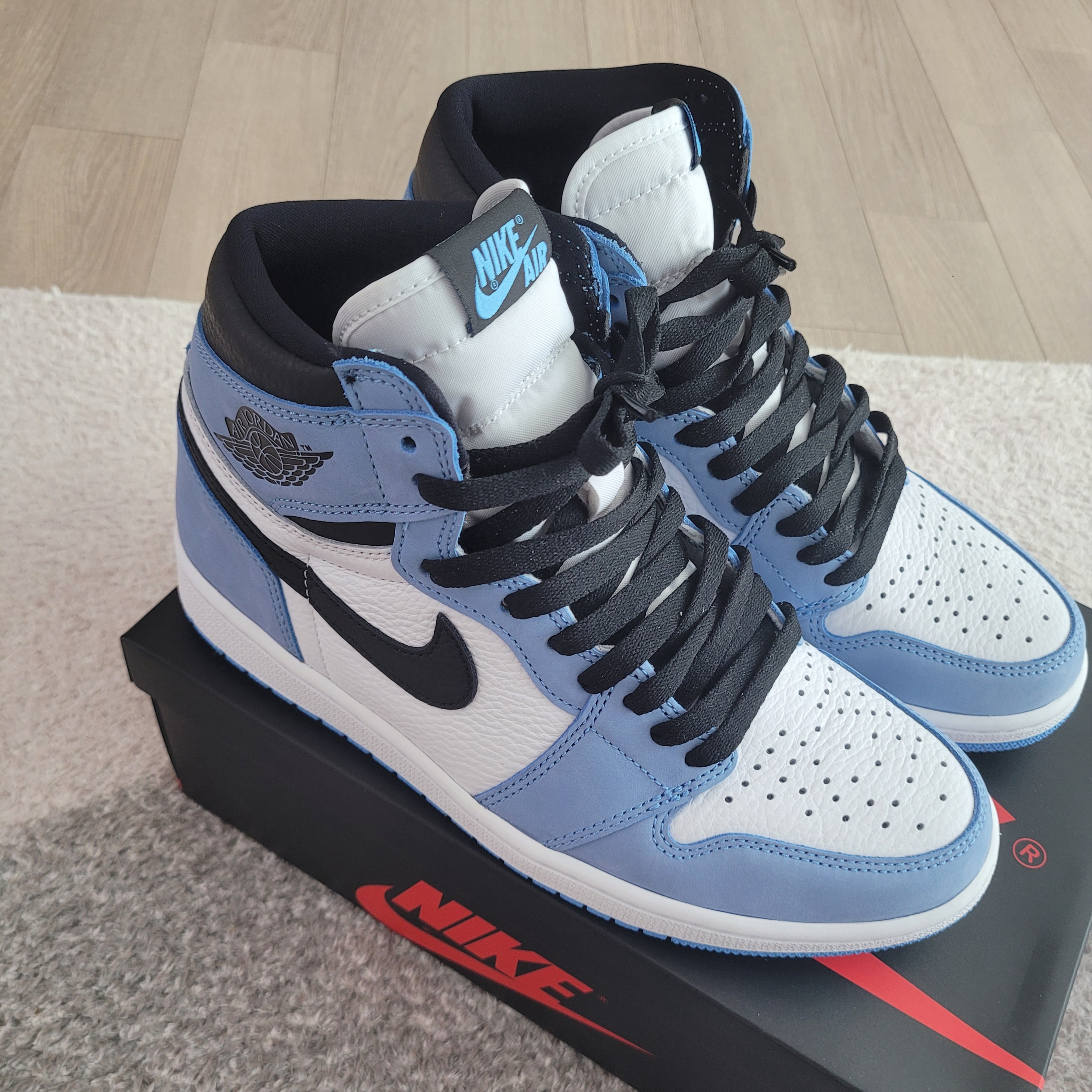 Jordan 1 Retro High OG University Blue 착용 스타일 - 3