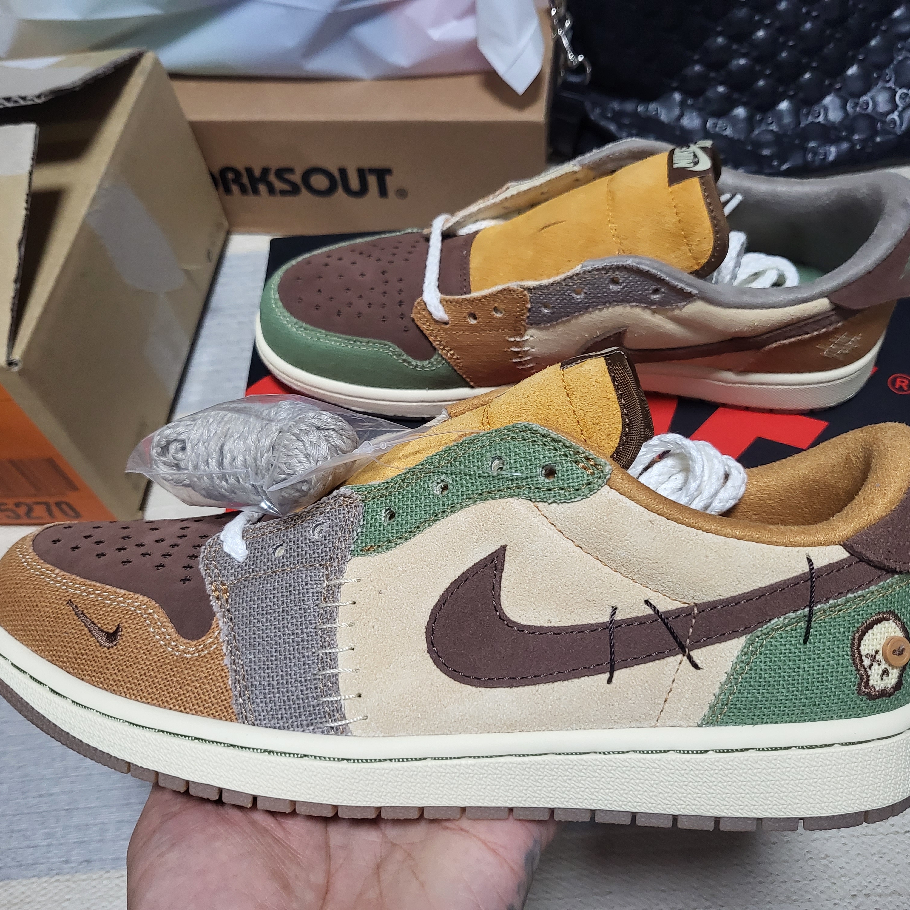 Jordan 1 x Zion Williamson Retro Low OG Flax and Oil Green 착용 스타일 - 1