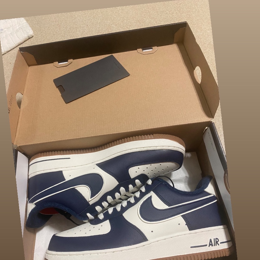 Nike Air Force 1 '07 LV8 Midnight Navy 착용 스타일
