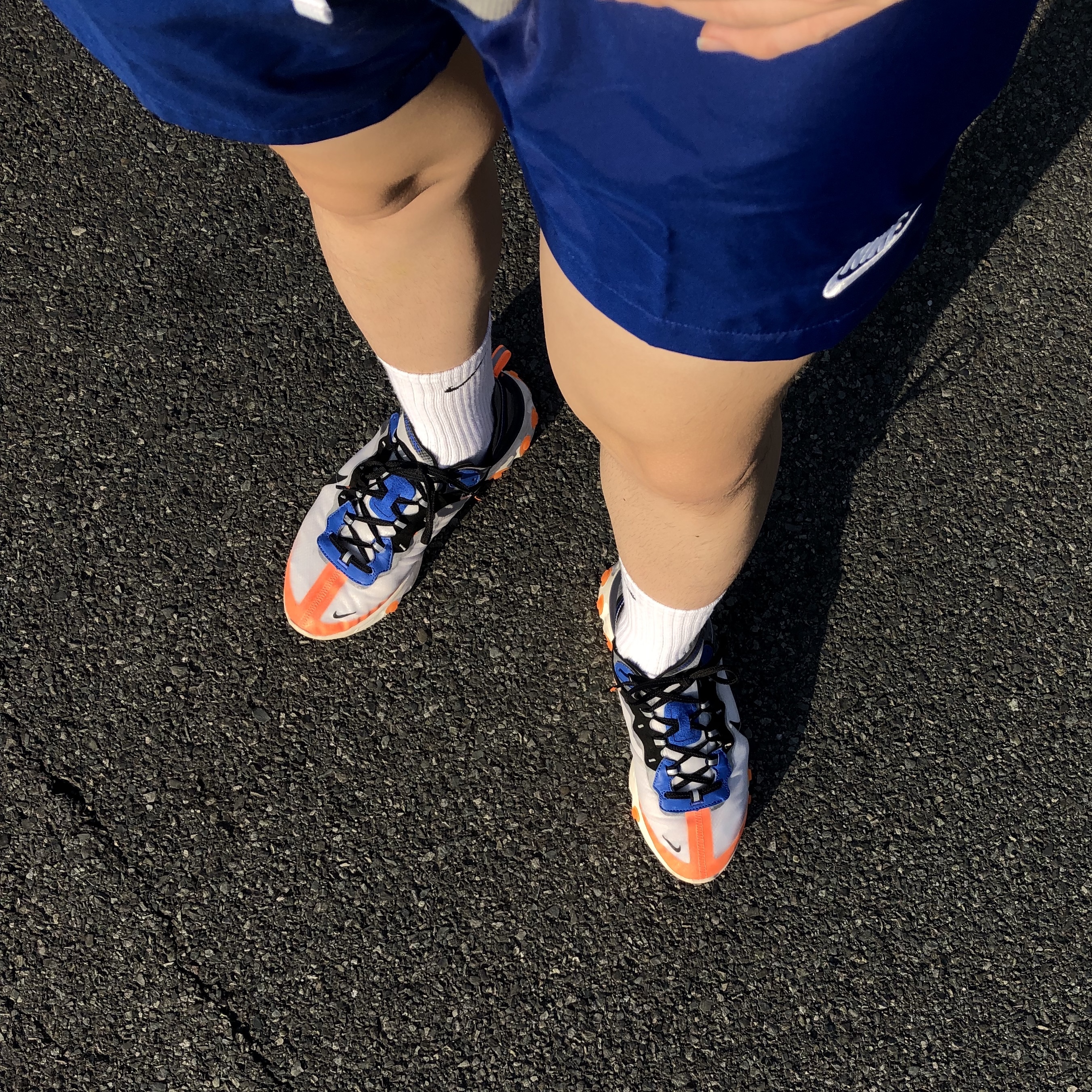 Nike React Element 87 Thunder Blue/Total Orange 착용 스타일