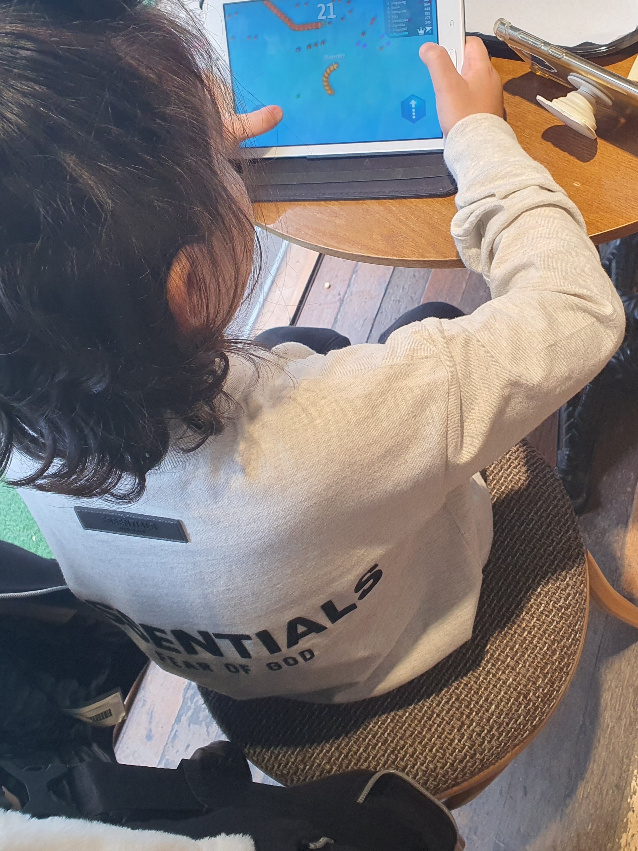 (Kids) Essentials The Core Collection Long Sleeve T-Shirt Light Oatmeal 착용 스타일 - 4