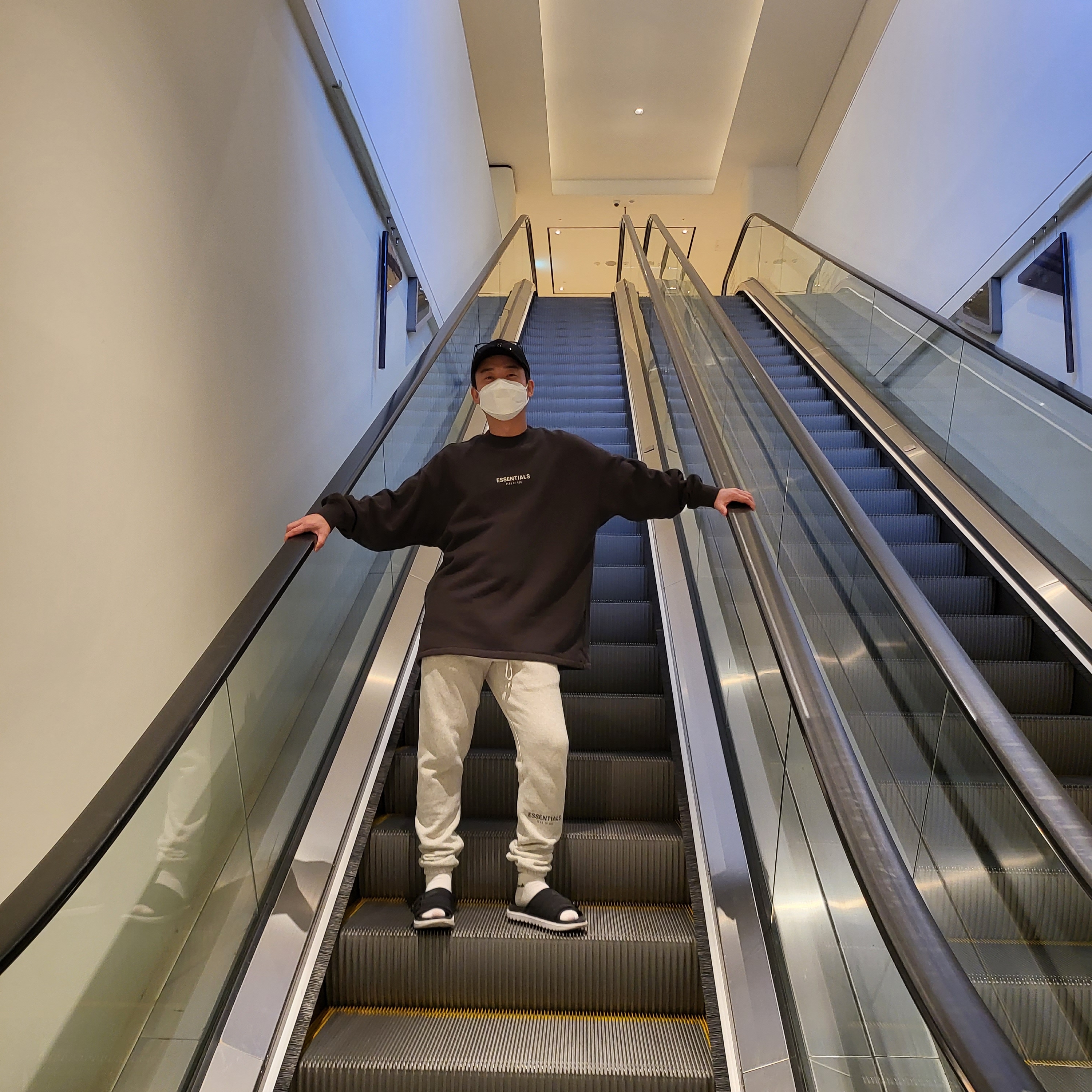 Essentials Relaxed Crewneck Sweatshirt Iron - 22SS, Essentials The Core Collection Sweatpants Oatmeal 착용 스타일 - 1
