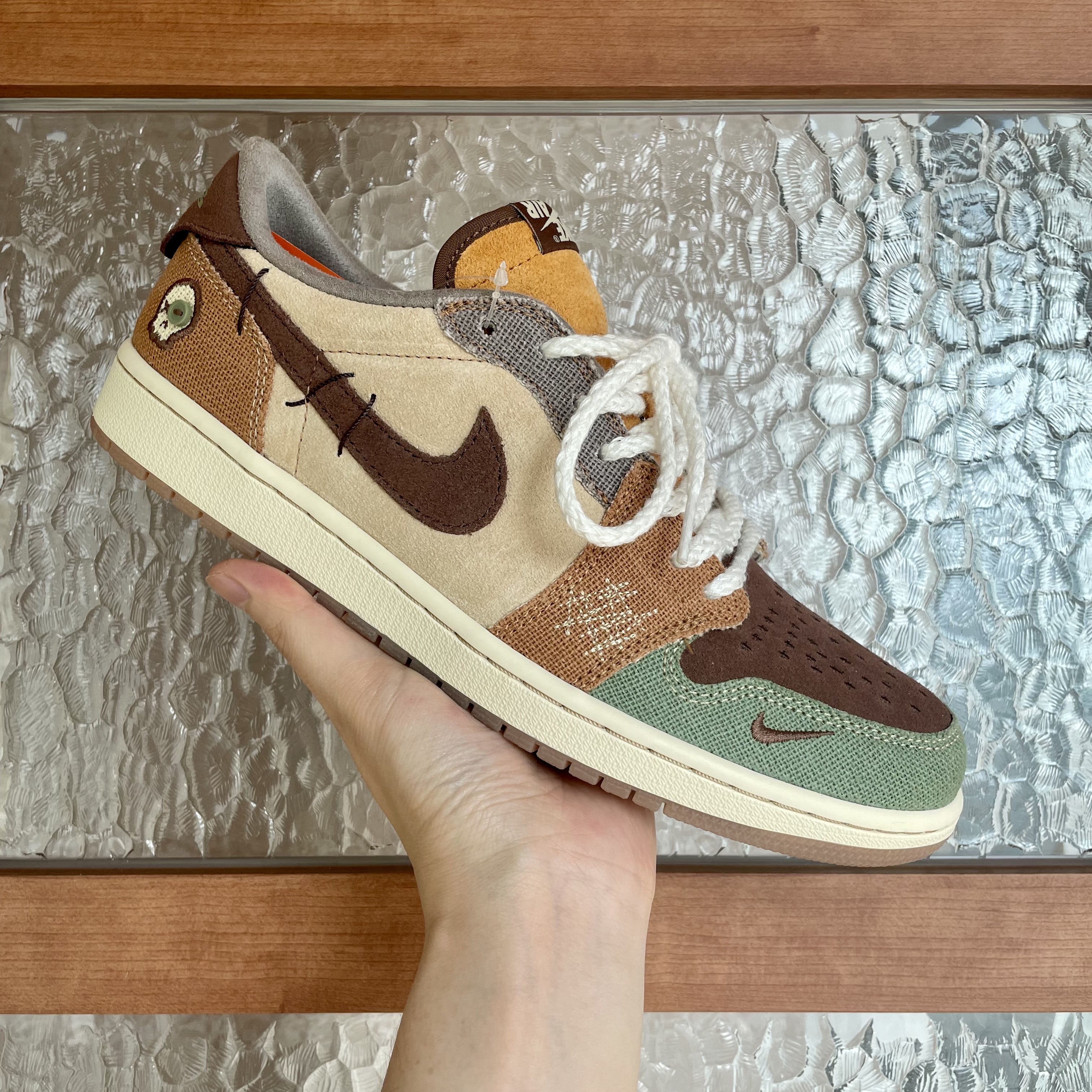 Jordan 1 x Zion Williamson Retro Low OG Flax and Oil Green 착용 스타일 - 1