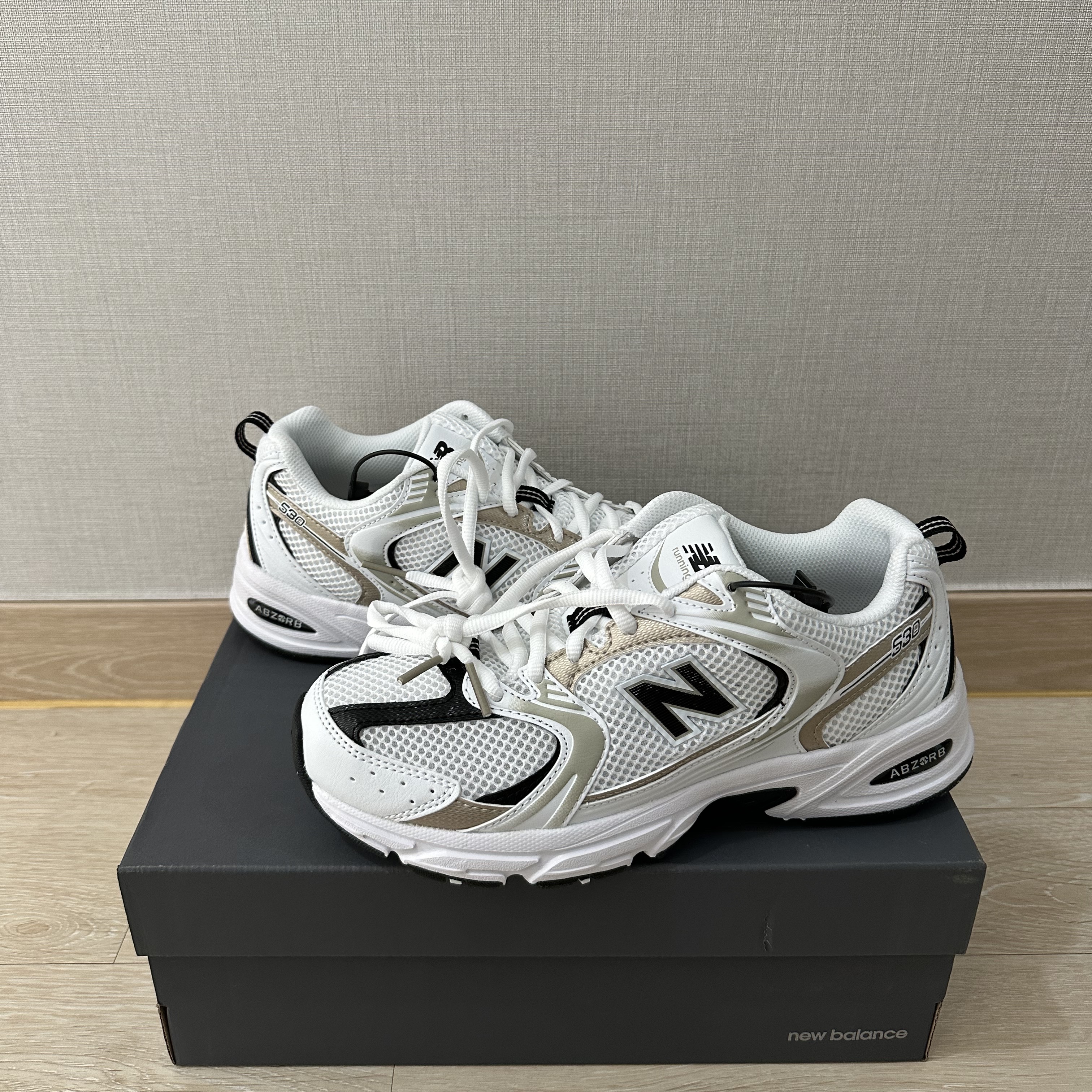 New Balance 530 Off White Gold 착용 스타일