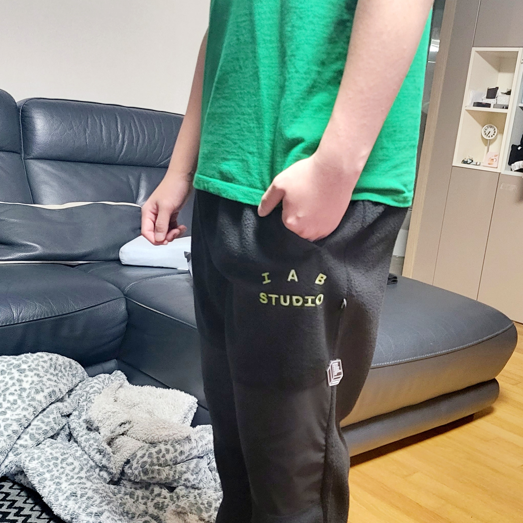 IAB Studio T-Shirt Green - 22FW, IAB Studio x Asics Fleece Pants Black 착용 스타일 - 2