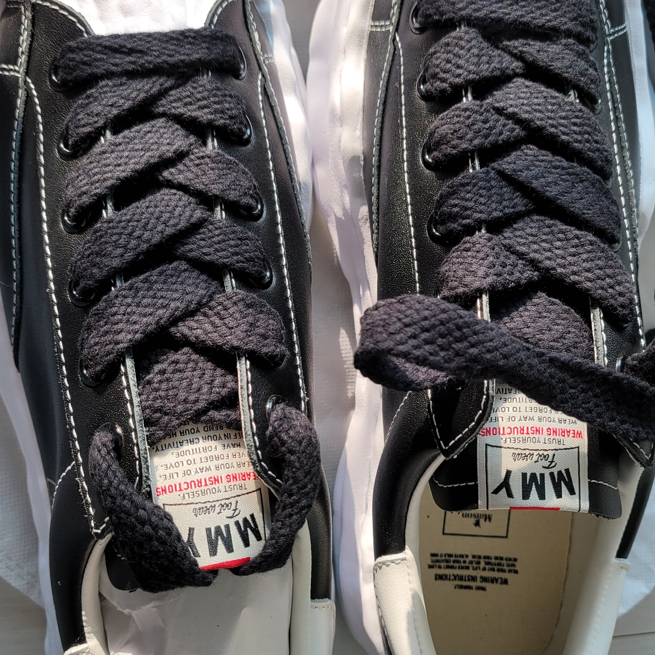 Maison Mihara Yasuhiro Blakey OG Sole Leather Low-top Sneakers Black 착용 스타일 - 4