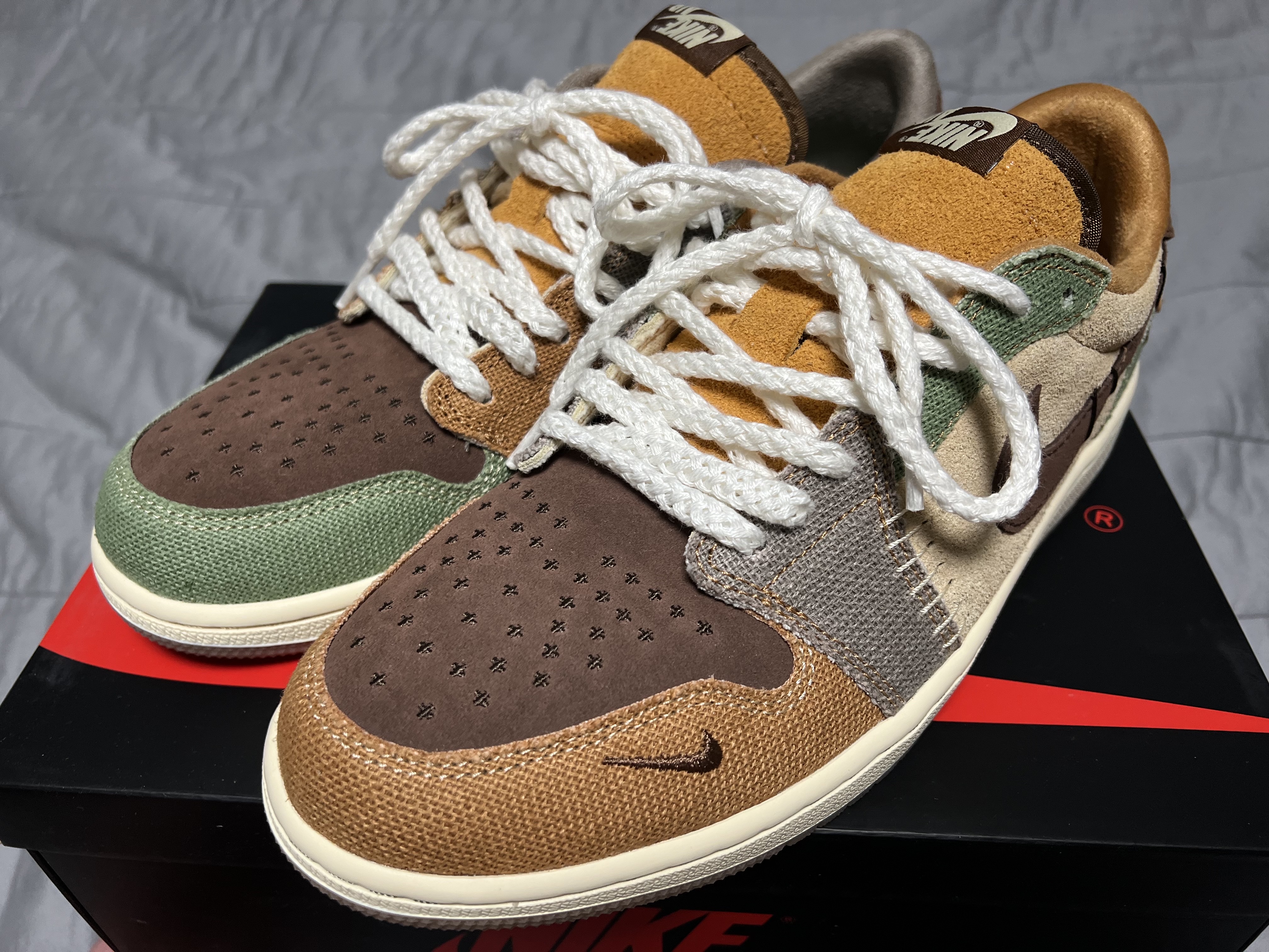 Jordan 1 x Zion Williamson Retro Low OG Flax and Oil Green 착용 스타일 - 1