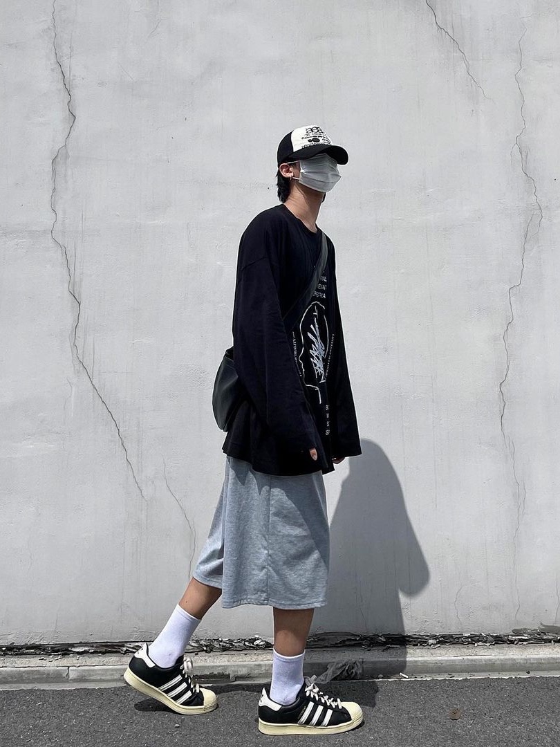 Adidas Superstar Premium Black White 착용 스타일 - 3