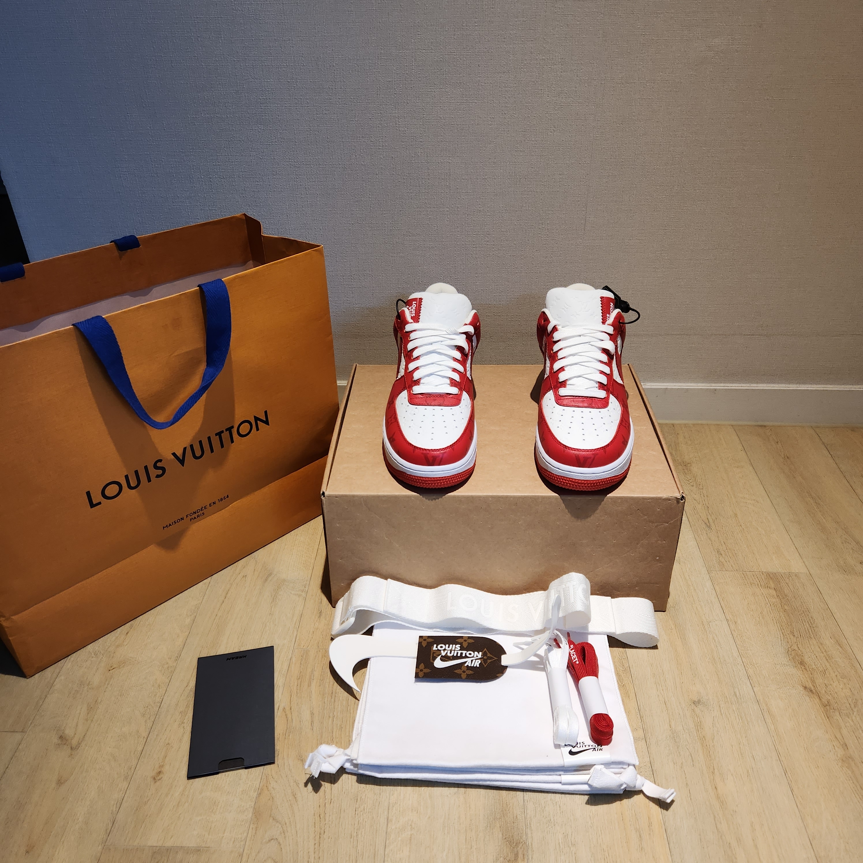 Louis Vuitton x Nike Air Force 1 Low by Virgil Abloh White Comet Red 착용 스타일 - 3
