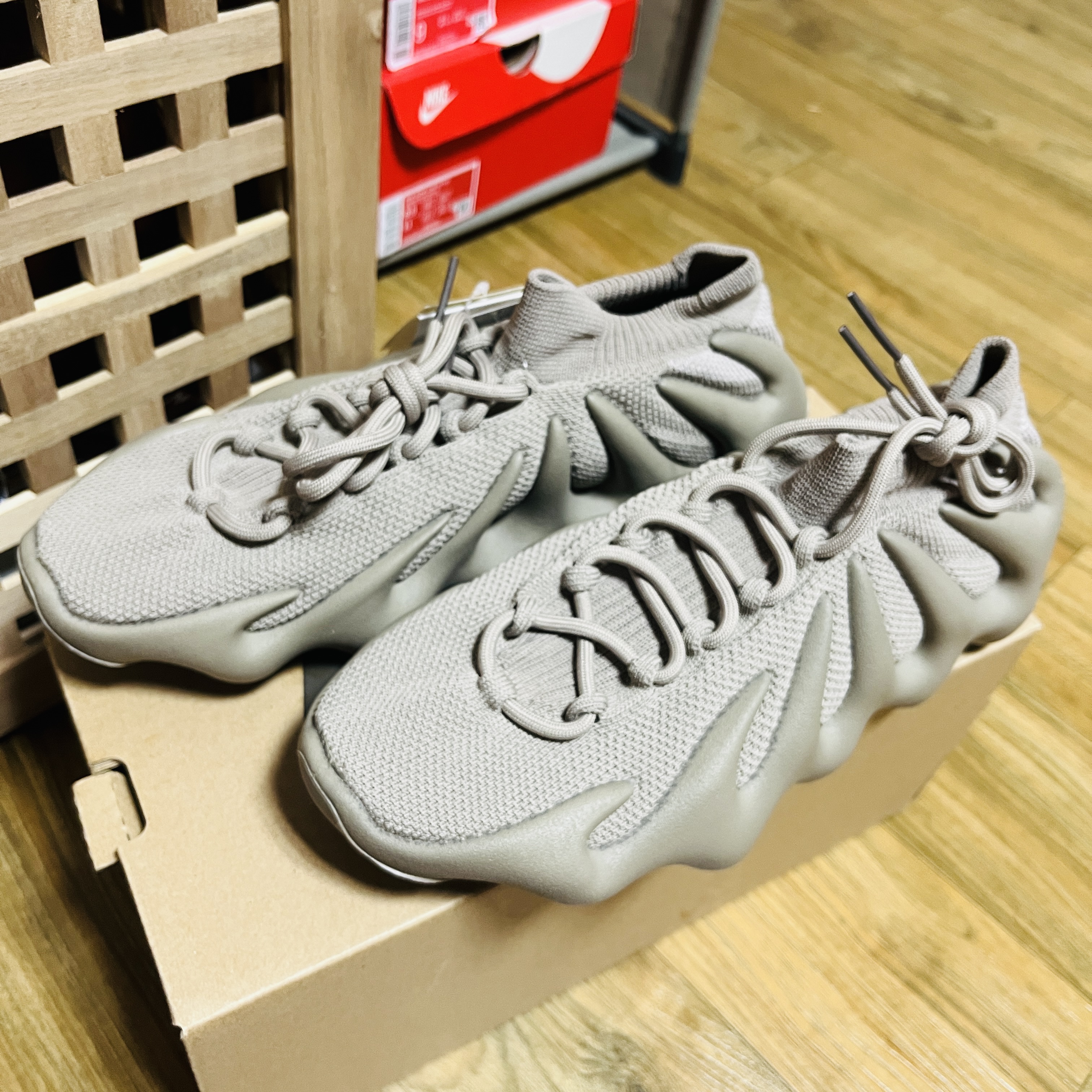 Adidas Yeezy 450 Stone Flax 착용 스타일 - 2