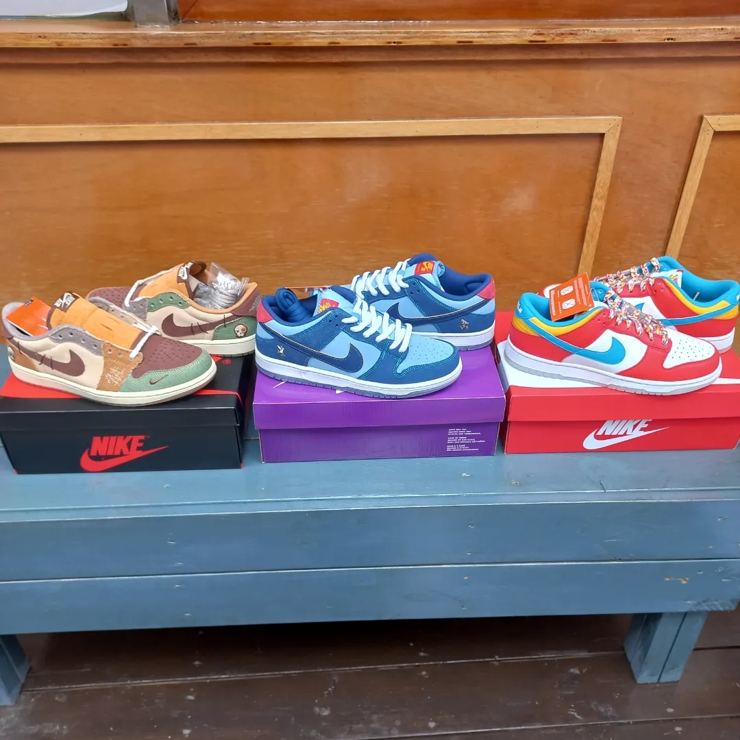 Jordan 1 x Zion Williamson Retro Low OG Flax and Oil Green, Nike x Why So Sad? SB Dunk Low Pro Coastal Blue 착용 스타일 - 1