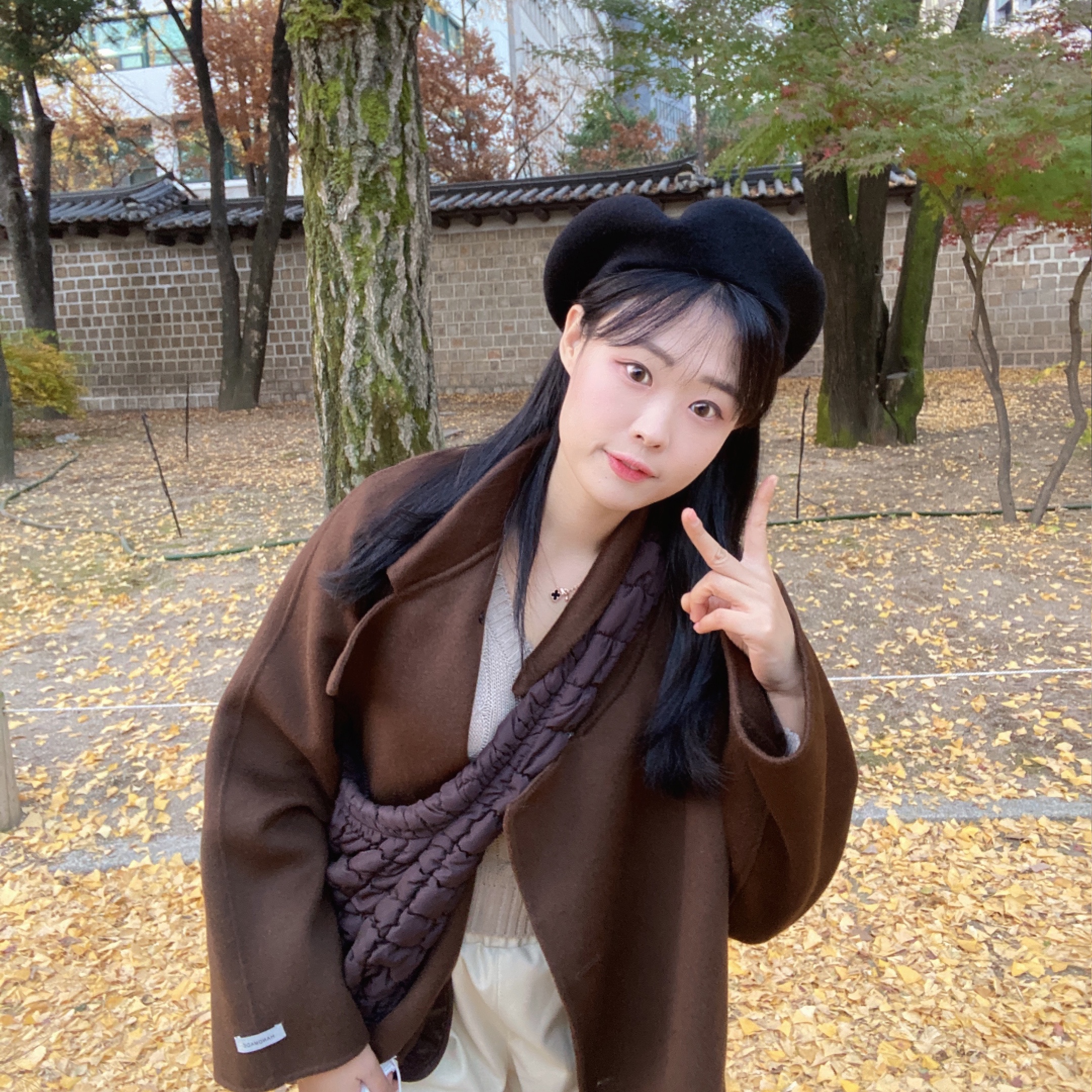 COS Quilted Oversized Shoulder Bag Brown 착용 스타일 - 3